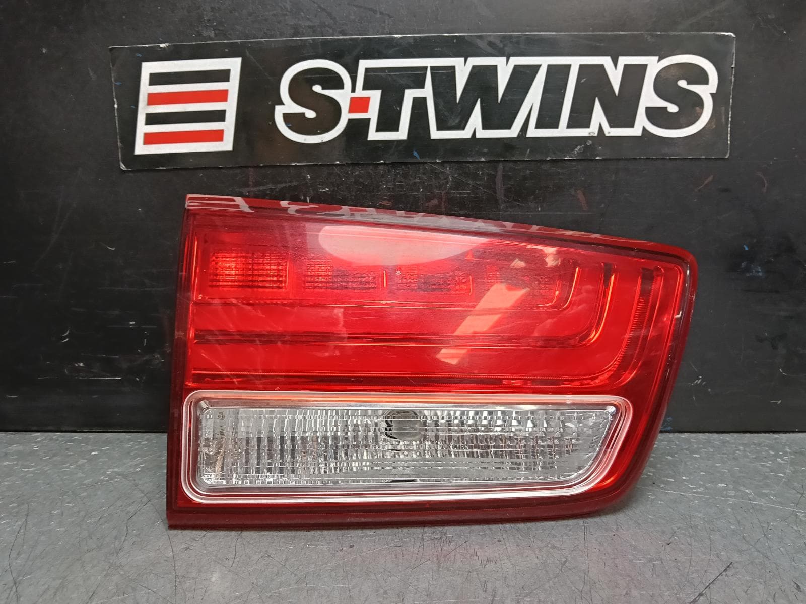 Used auto part listing image: 2015 KIA CARNIVAL/GRAND CARNIVAL REAR GARNISH TAILGATE LAMP (LH SIDE), NON LED TYPE, YP, 12/14-02/18 0000385361