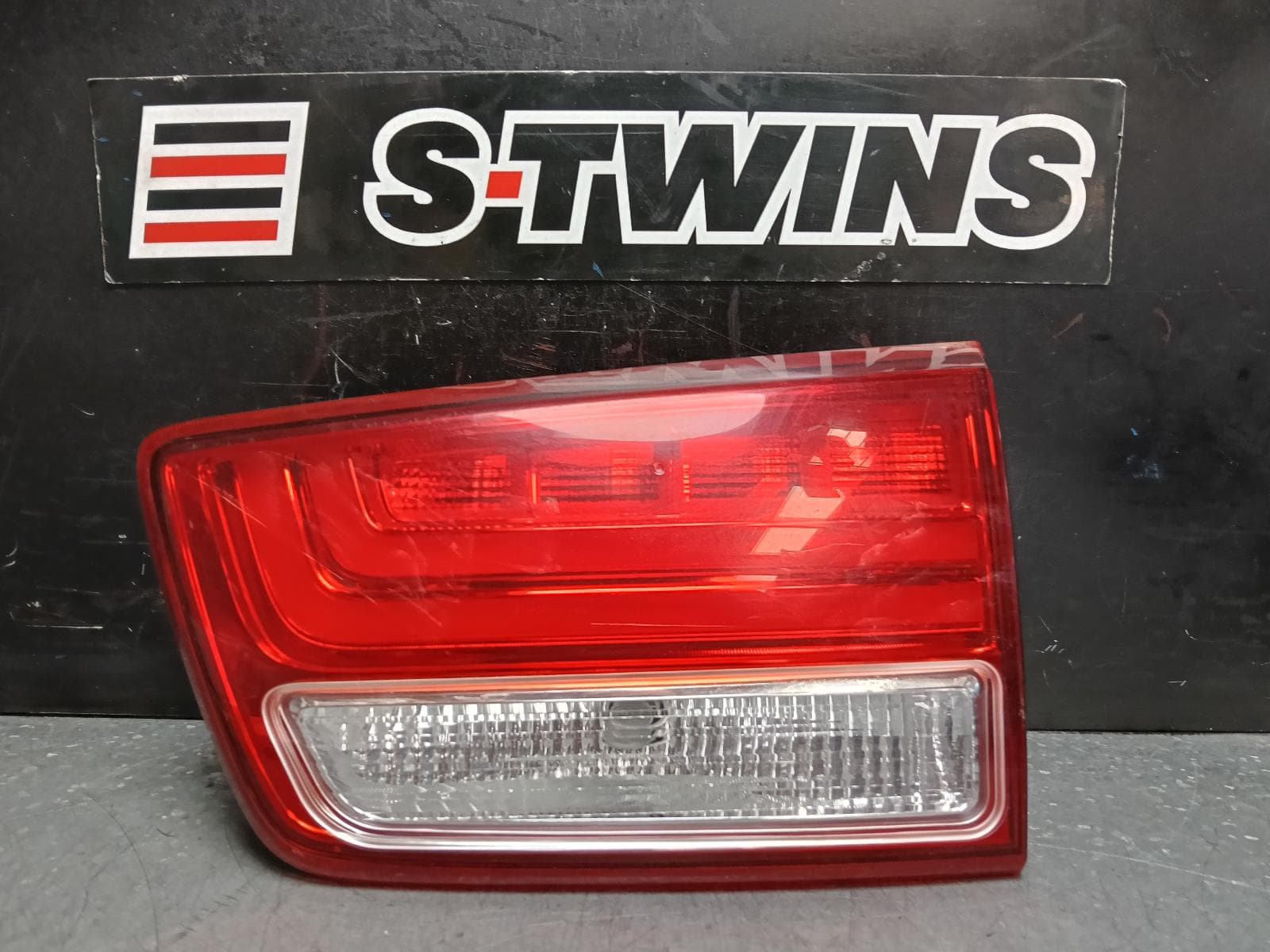 Used auto part listing image: 2015 KIA CARNIVAL/GRAND CARNIVAL REAR GARNISH TAILGATE LAMP (RH SIDE), NON LED TYPE, YP, 12/14-02/18 0000385360