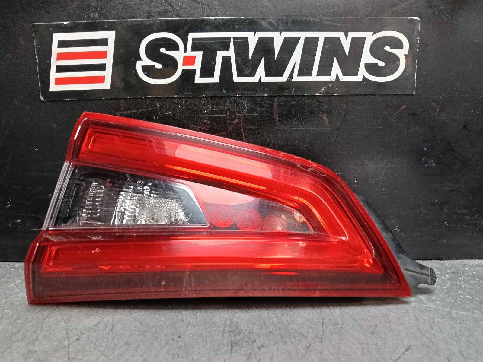 Used auto part listing image: 2018 NISSAN QASHQAI REAR GARNISH TAILGATE LAMP (RH SIDE), J11, 07/17-07/21 0000385387