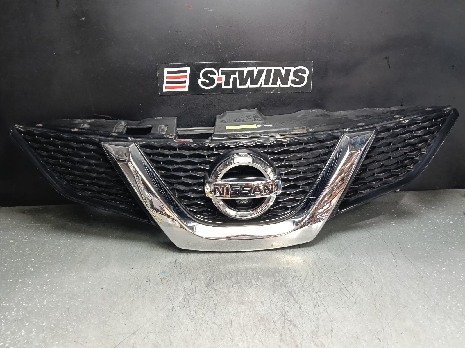 Used auto part listing image: 2017 NISSAN QASHQAI GRILLE RADIATOR GRILLE, J11, Ti/TL, W/ CAMERA TYPE, 12/13-06/17 0000385468