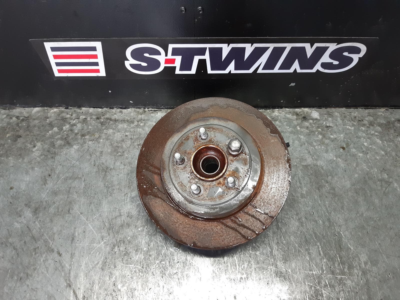 Used auto part listing image: 2014 Chrysler 300C Left Rear Hub Assembly 0000115420