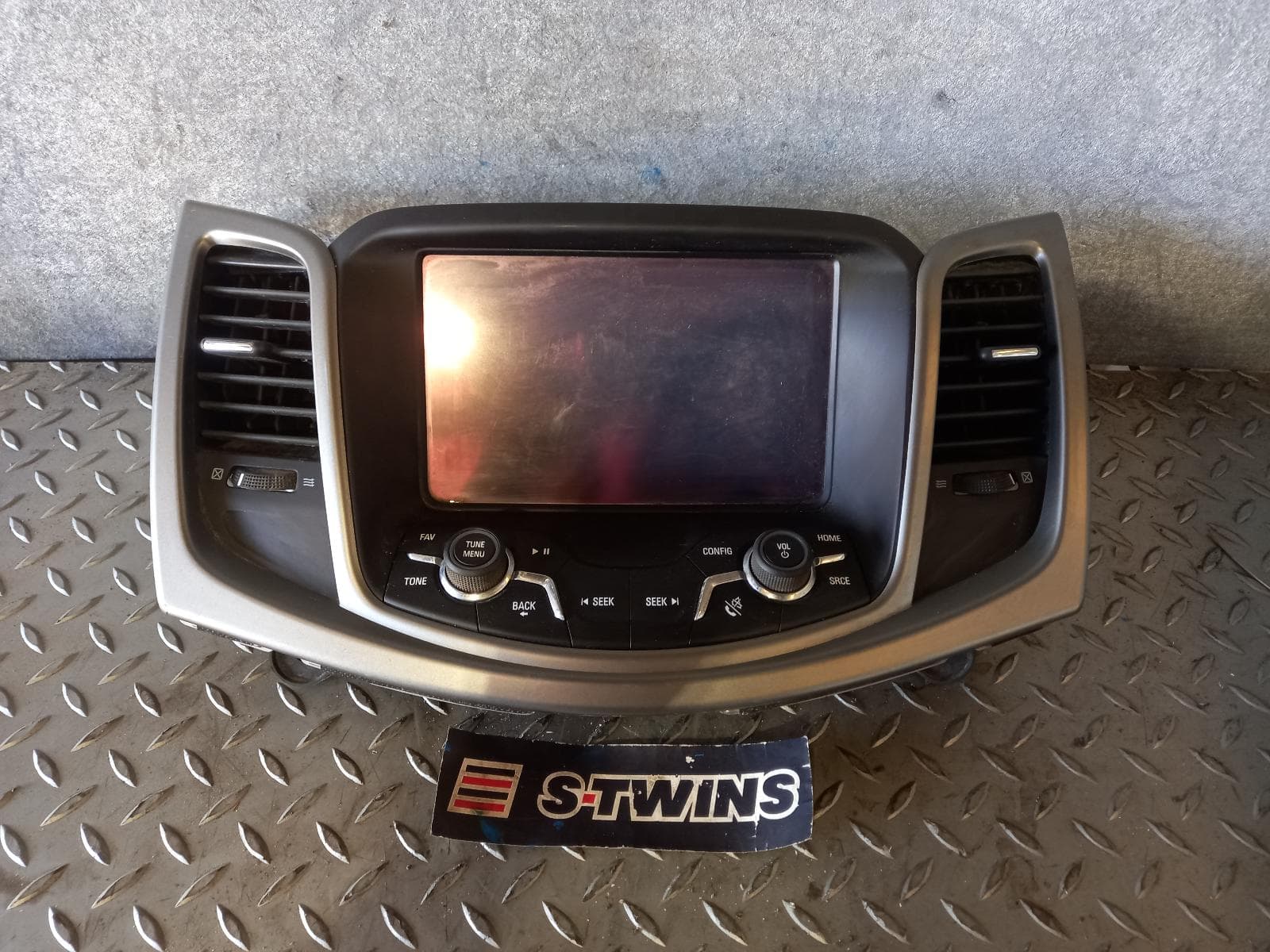 Used auto part listing image: 2016 Holden Commodore Radio Cd Dvd Sat Tv 0000136652