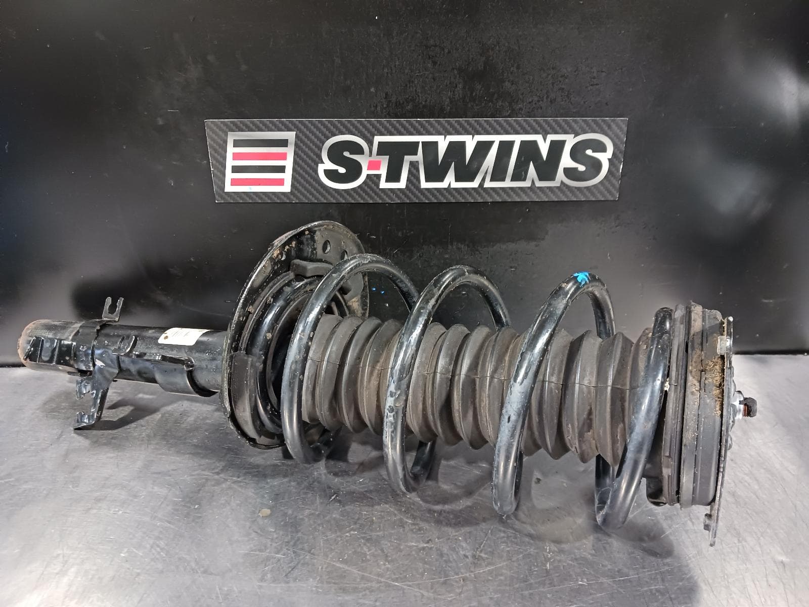 Used auto part listing image: 2021 Nissan Qashqai Right Front Strut 0000228370