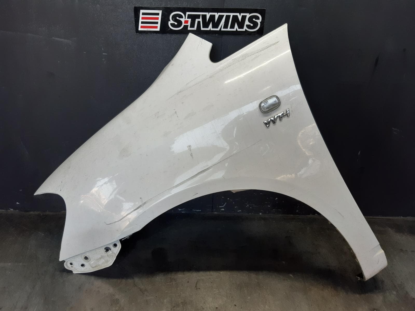 Used auto part listing image: 2005 TOYOTA AVENSIS LEFT GUARD ACM20R, 12/01-12/10 0000366119