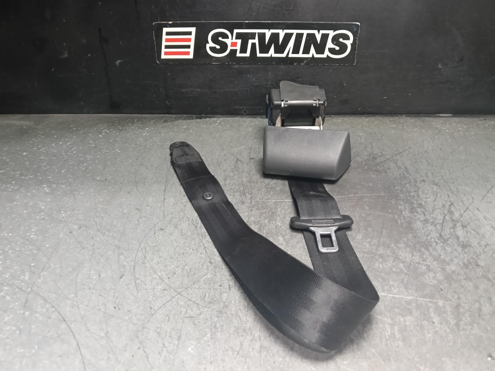 Used auto part listing image: 2014 VOLKSWAGEN AMAROK SEAT BELT STALK CENTRE REAR, SEAT BELT ONLY, 2H, 10/10-09/22 0000413728