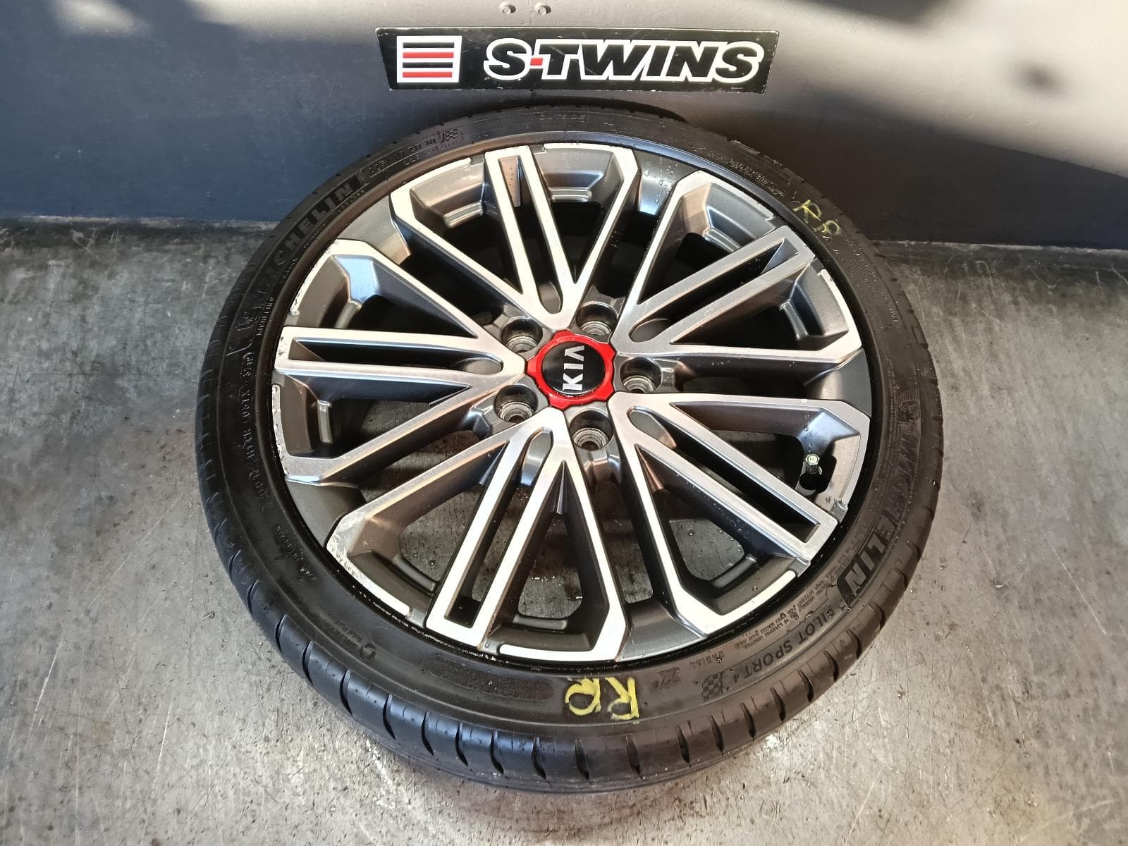 Used auto part listing image: 2020 KIA CERATO WHEEL MAG FACTORY, 18X7IN, GREY AND POLISHED, BD, 04/18-09/24 0000412862