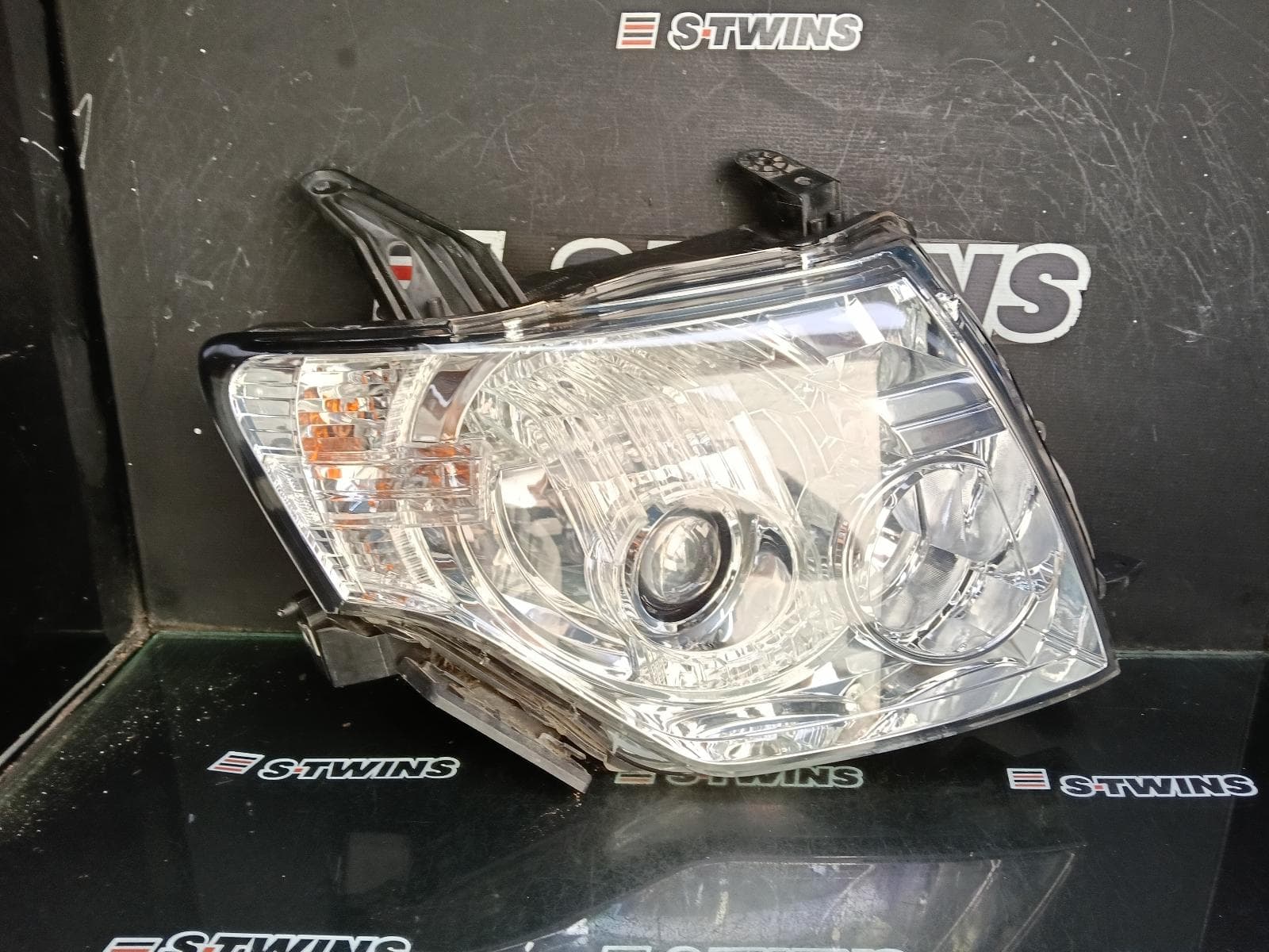 Used auto part listing image: 2007 MITSUBISHI PAJERO RIGHT HEADLAMP NS-NT, HALOGEN, CHROME INSERT TYPE, GLX/GL/GLS, 08/06-10/09 0000387964