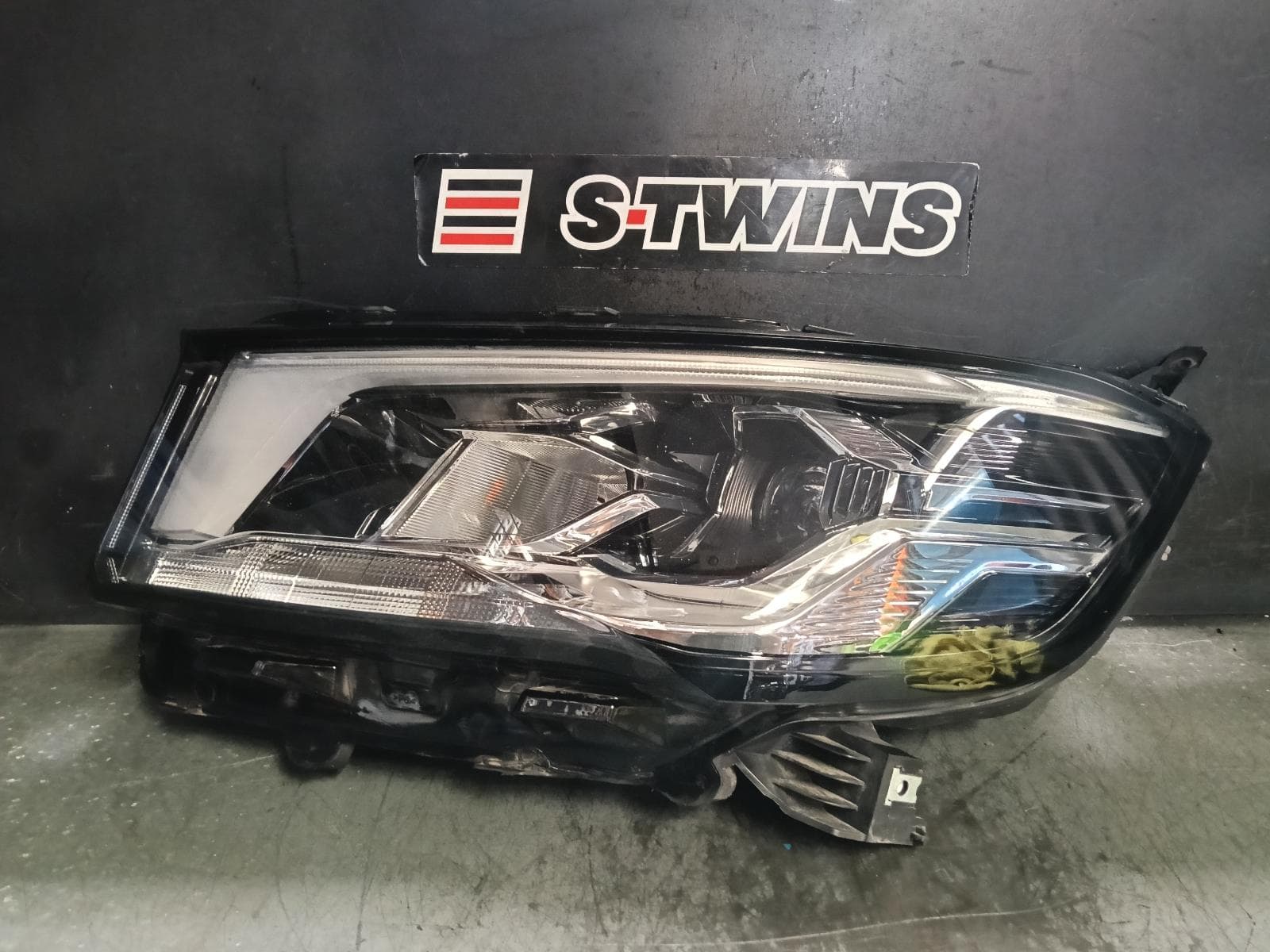 Used auto part listing image: 2022 LDV DELIVER 9 LEFT HEADLAMP W/ HALOGEN TYPE, 07/20- 0000413565