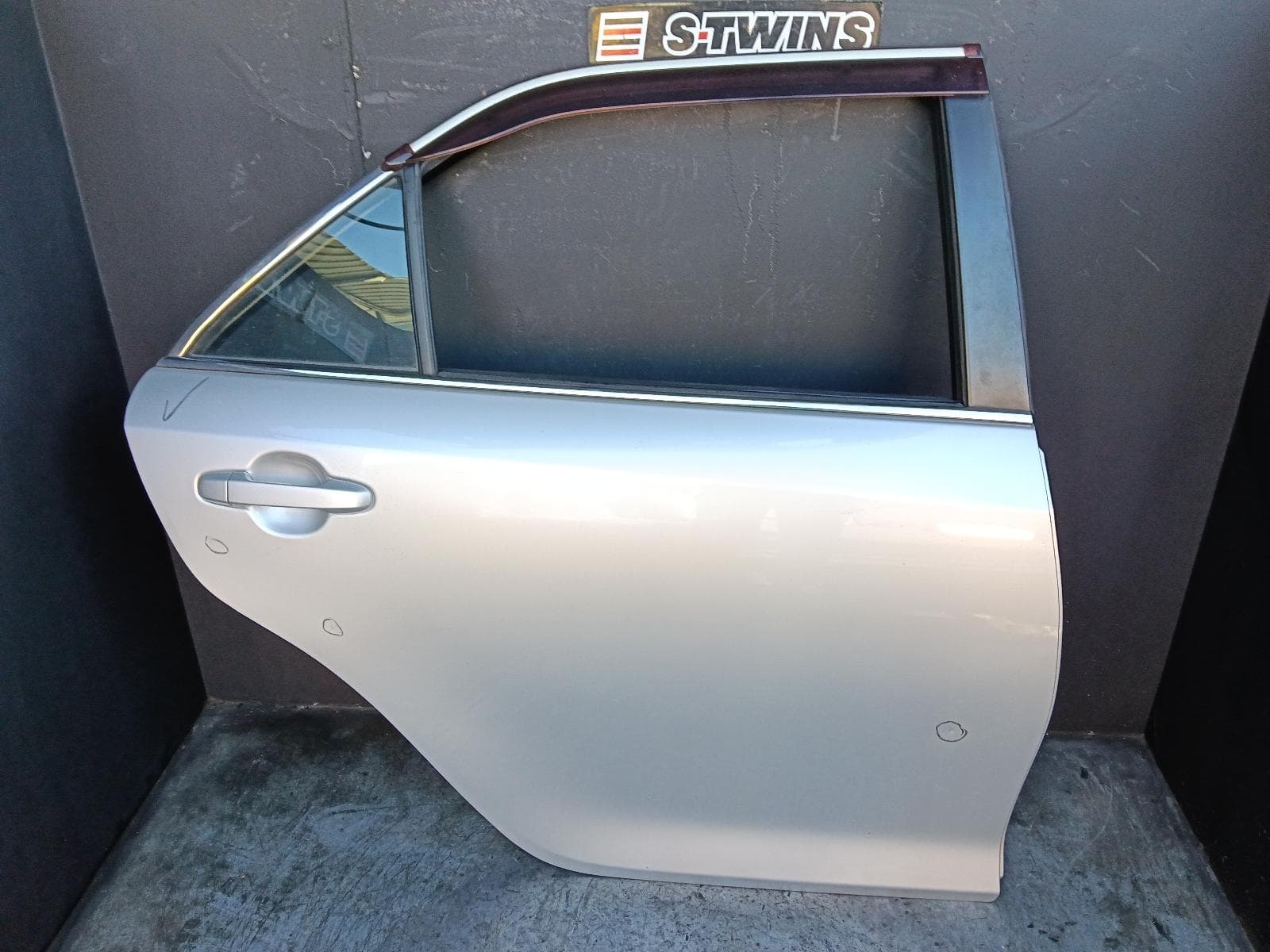 Used auto part listing image: 2014 TOYOTA CAMRY RIGHT REAR DOOR SLIDING ASV50/AVV50/ASV50R, 11/11-03/15 0000413869