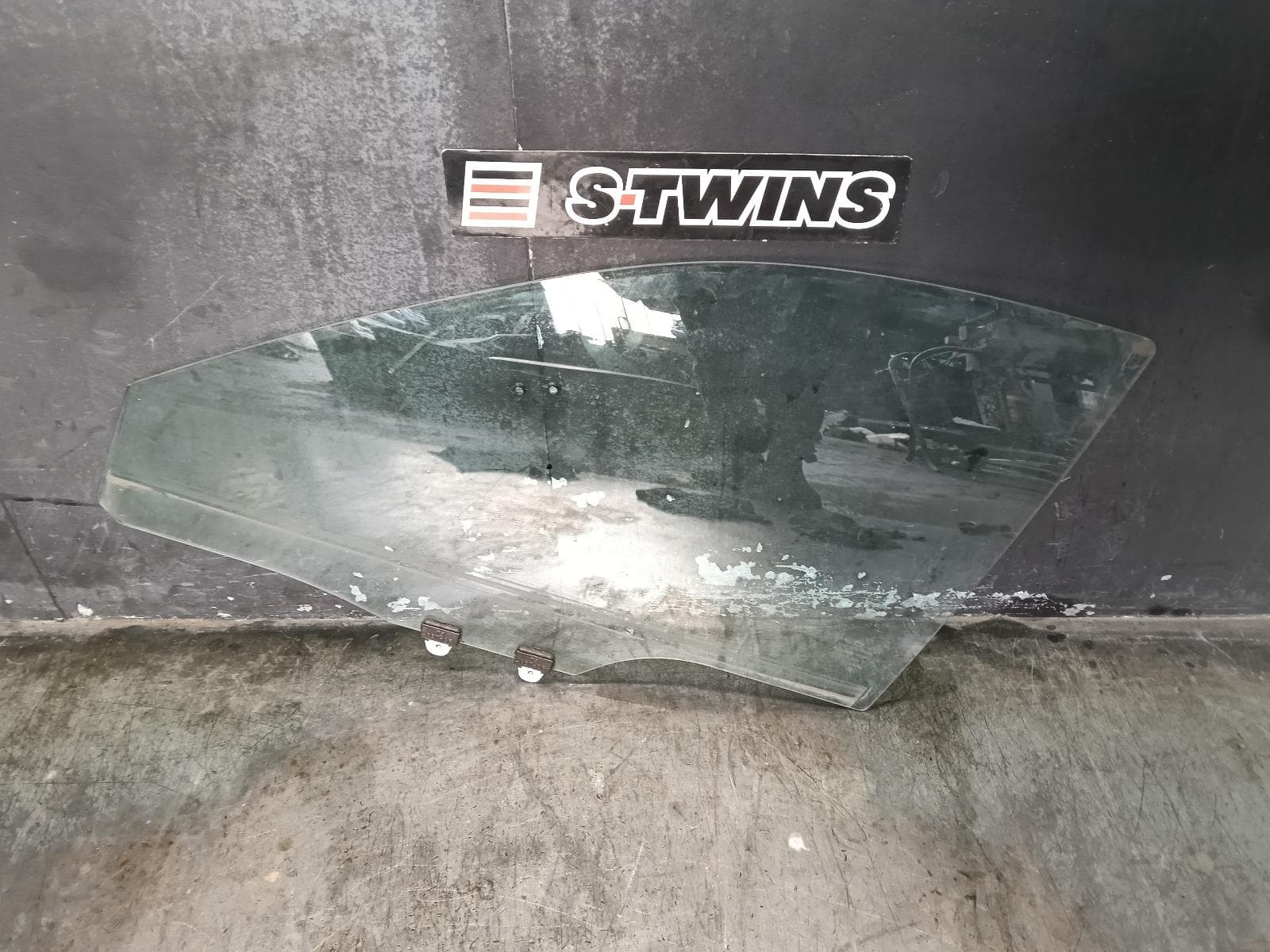 Used auto part listing image: 2018 MAZDA CX5 LEFT FRONT DOOR WINDOW KF, LAMINATED TYPE, 02/17- 0000408546