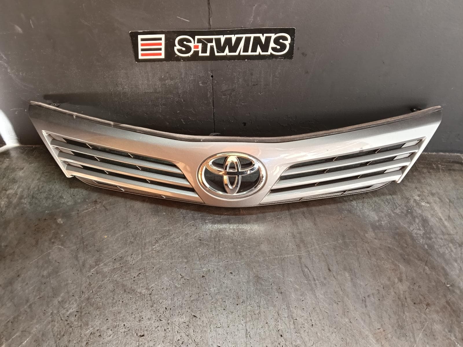 Used auto part listing image: 2014 TOYOTA CAMRY GRILLE RADIATOR GRILLE, ASV50, ALTISE, 3 LOUVRE TYPE, 11/11-03/15 0000414141