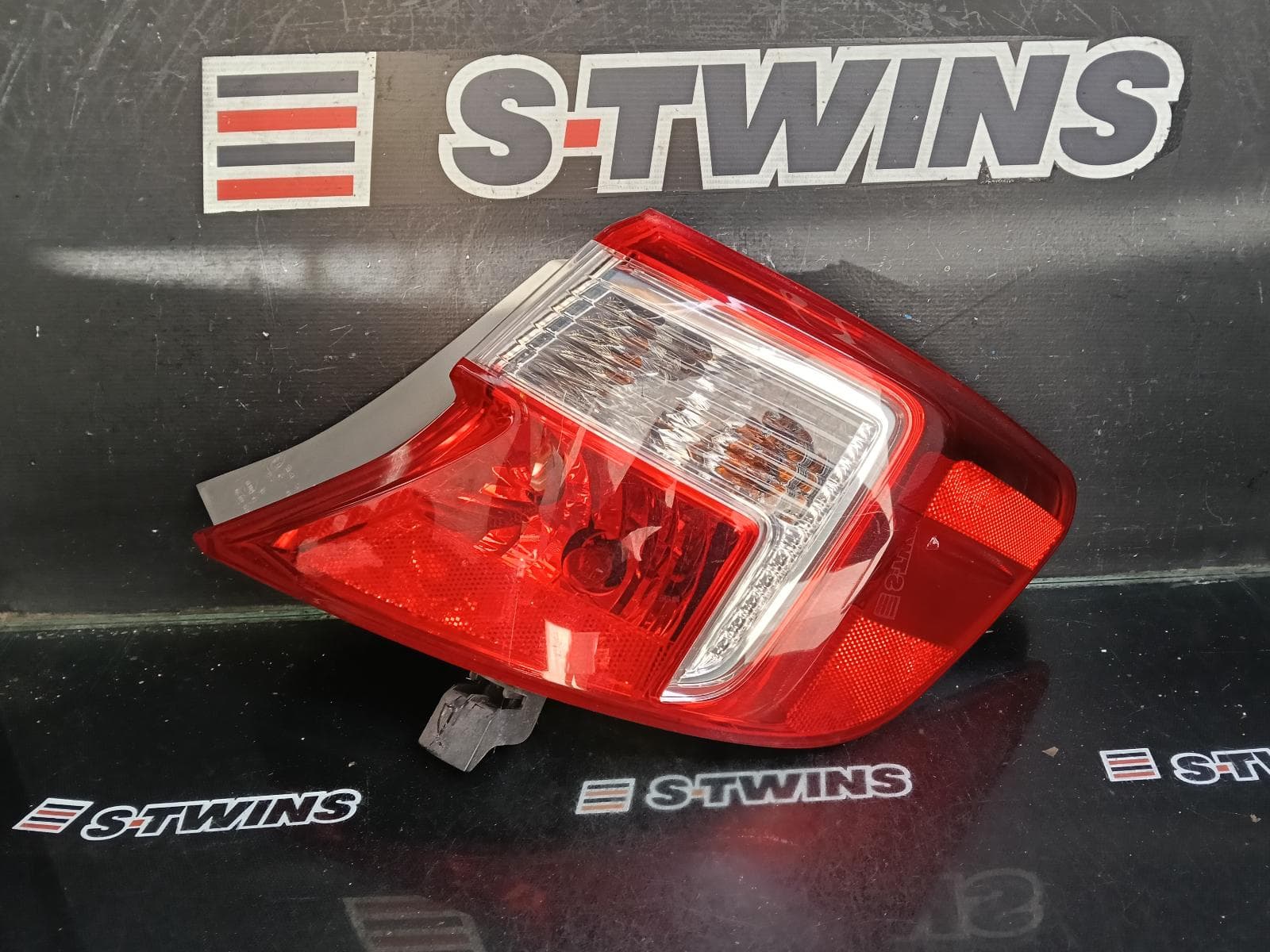 Used auto part listing image: 2014 TOYOTA CAMRY RIGHT TAILLIGHT ASV50, IN BODY, NON LED TYPE, 11/11-03/15 0000414146