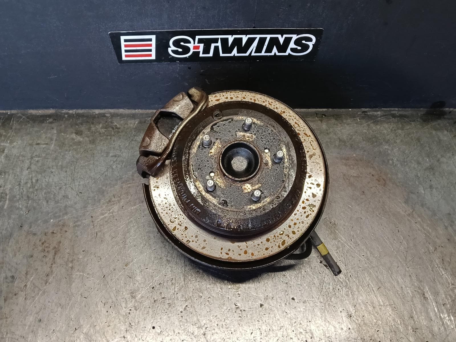 Used auto part listing image: 2014 TOYOTA CAMRY LEFT REAR HUB ASSEMBLY ASV50, NON HYBRID TYPE, 11/11-10/17 0000414149