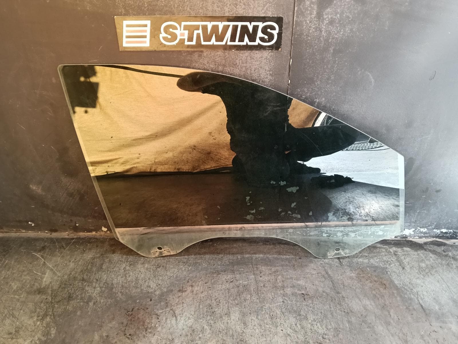 Used auto part listing image: 2017 FORD RANGER RIGHT FRONT DOOR WINDOW PX, DUAL CAB, LAMINATED TYPE, 06/11-04/22 0000407140