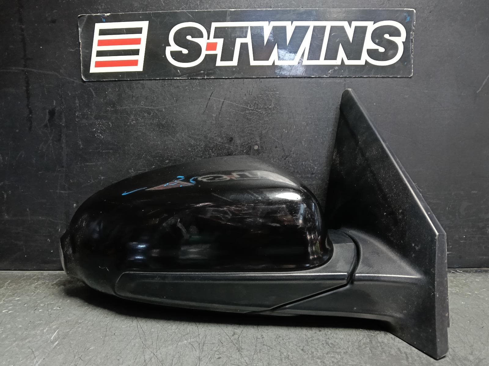 Used auto part listing image: 2019 HYUNDAI KONA RIGHT DOOR MIRROR OS, HEATED, POWER FOLD, W/ BLIND SPOT TYPE, GLOSS BLACK, 07/18-07/23 0000414158