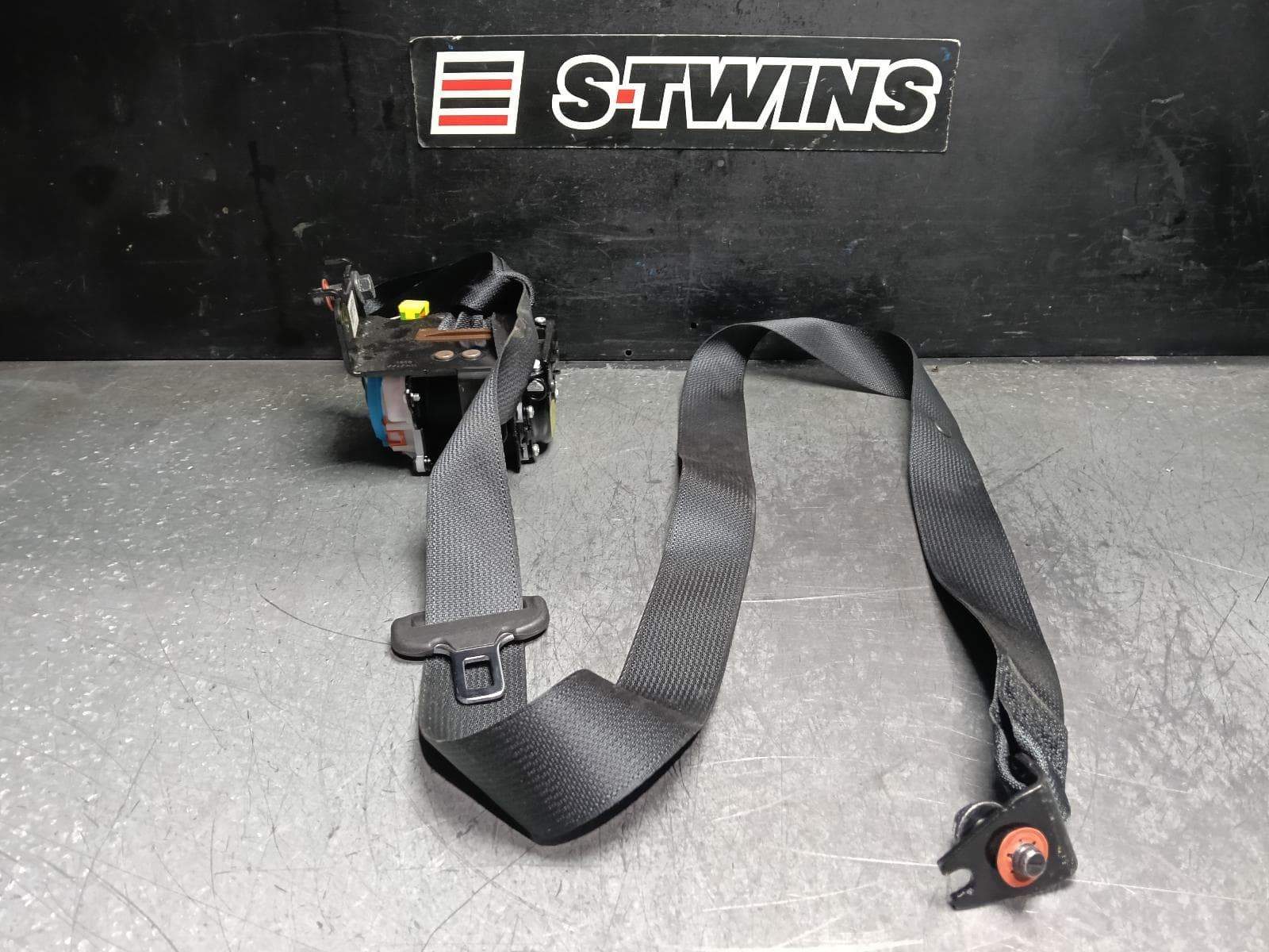 Used auto part listing image: 2019 HYUNDAI KONA SEAT BELT STALK LH REAR, SEAT BELT ONLY, PRETENSIONER TYPE, OS, 09/17-07/23 0000414165