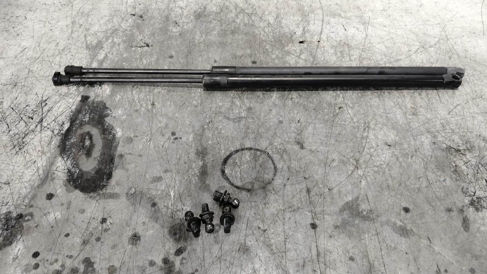Used auto part listing image: 2010 HOLDEN CAPTIVA HATCH STRUT TAILGATE STRUT (PAIR), CG, CAPTIVA 5 (VIN KL3D), 11/09-01/11 0000413459