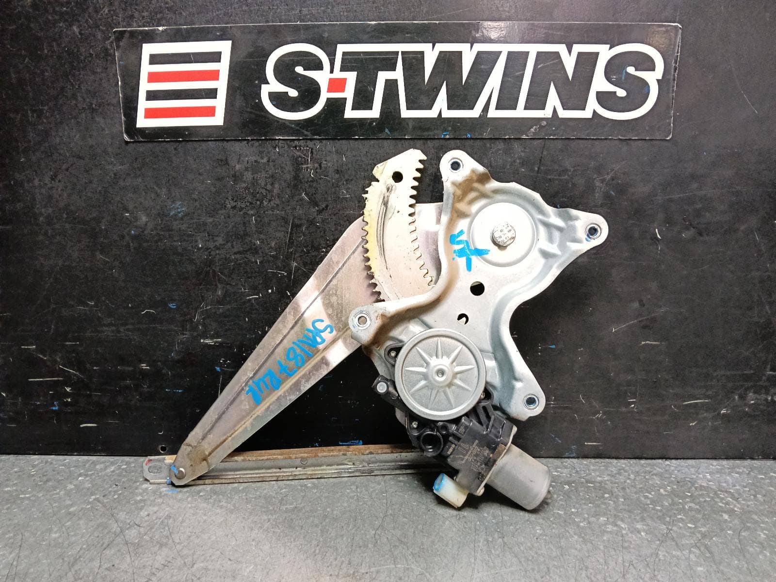 Used auto part listing image: 2016 MITSUBISHI TRITON RIGHT REAR WND REG MOTOR MQ-MR, DOOR REG ASSY (REG AND MOTOR), 03/15-10/23 0000395692