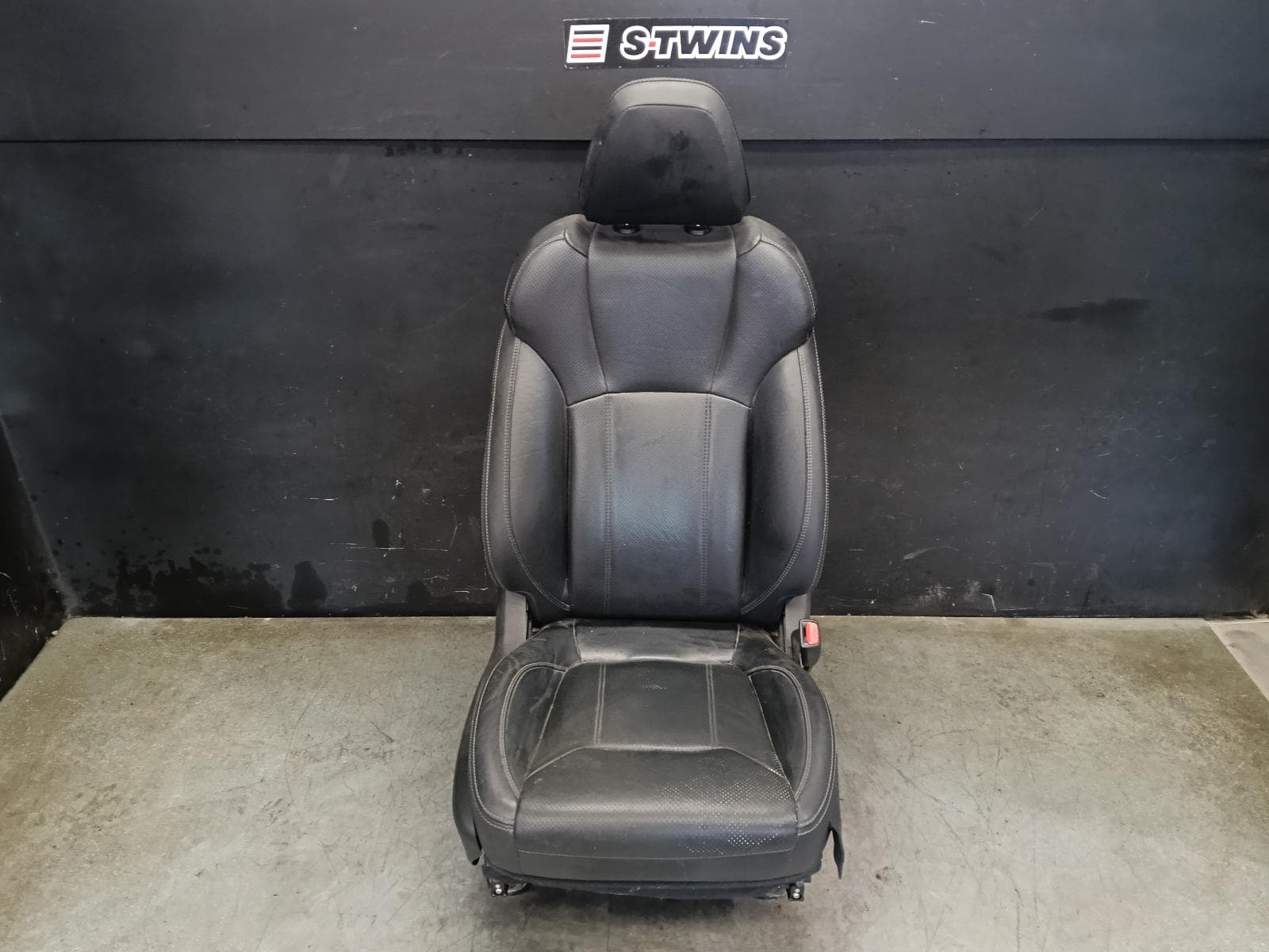 Used auto part listing image: 2020 SUBARU FORESTER FRONT SEAT RH FRONT, SK, LEATHER, 2.5i-S, 08/18-11/24 0000413230