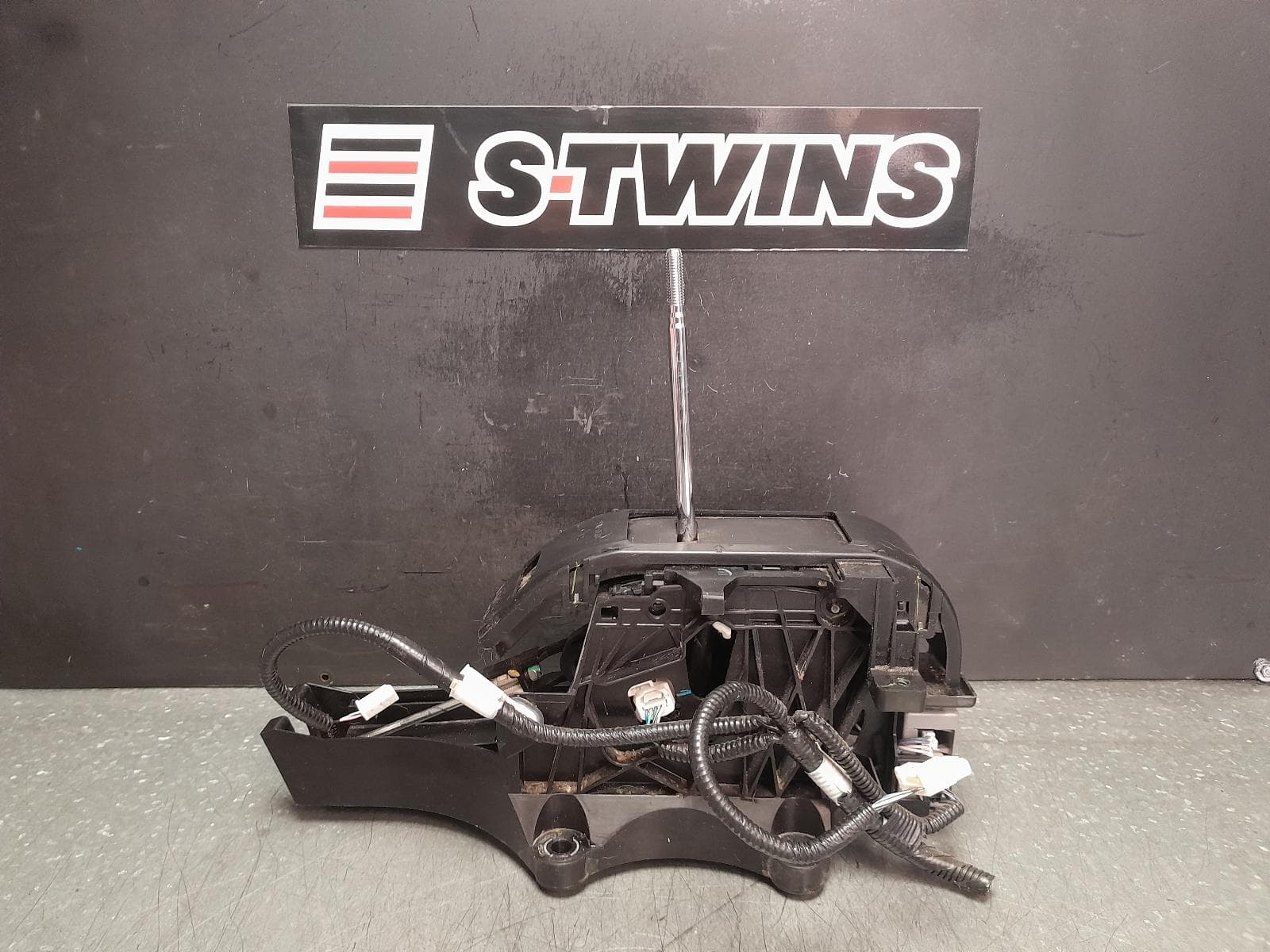 Used auto part listing image: 2017 TOYOTA HILUX GEAR STICK SHIFTER TRANSMISSION SHIFTER, AUTO T/M, PETROL/DIESEL, 06/15- 0000354486