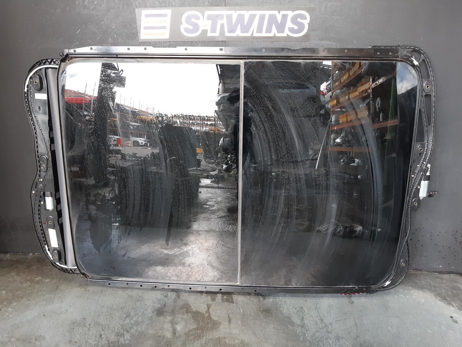 Used auto part listing image: 2013 VOLKSWAGEN TOUAREG ROOF GLASS SUNROOF T ROOF GLASS, 7P, 07/11-04/18 0000178353