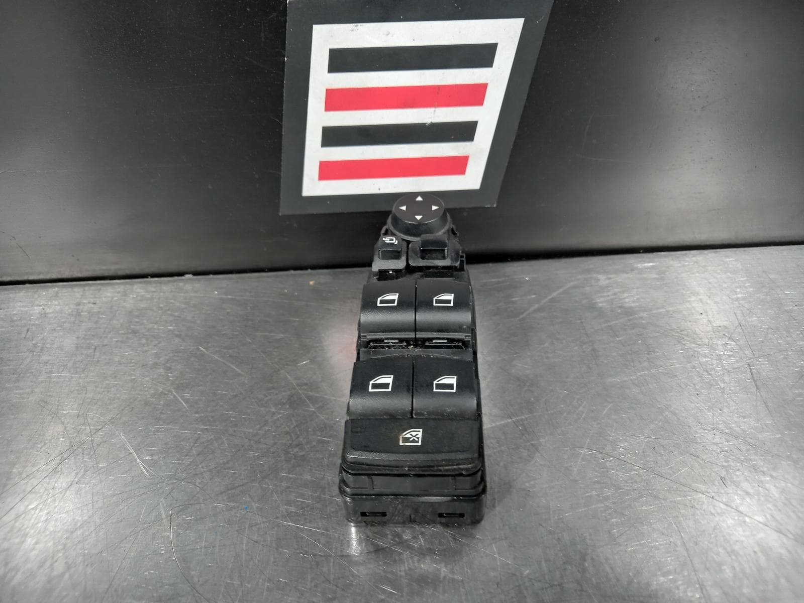 Used auto part listing image: 2015 BMW X5 PWR DR WIND SWITCH RH FRONT (MASTER SWITCH), W/ FOLDING MIRROR, W/ AUTO DIP TYPE, F15, 09/13-07/18 0000199264