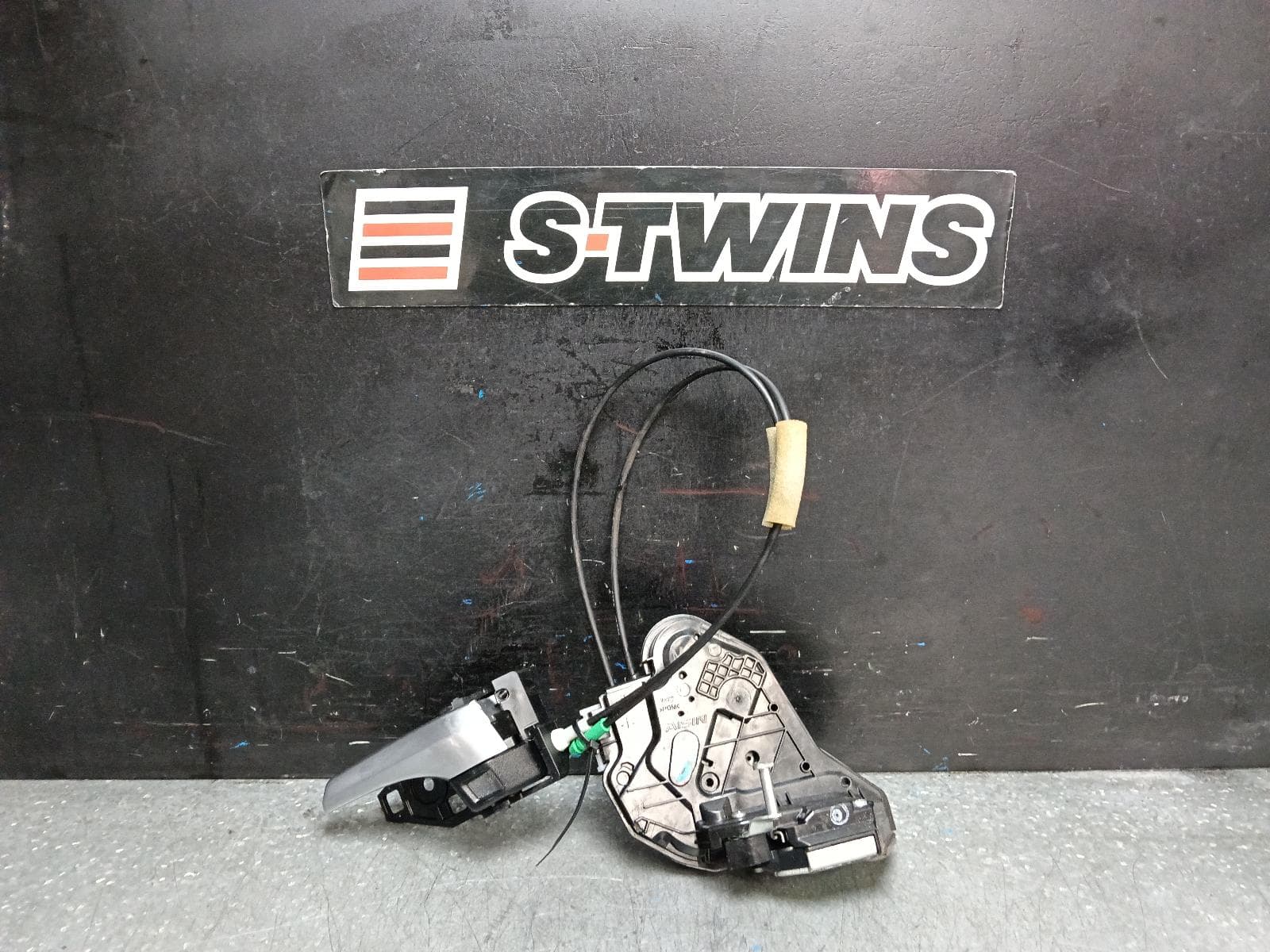 Used auto part listing image: 2019 TOYOTA KLUGER DOOR BOOT GATE LOCK LEFT REAR DOOR LOCK, GSU50/GSU55, 12/13-02/21 0000390097