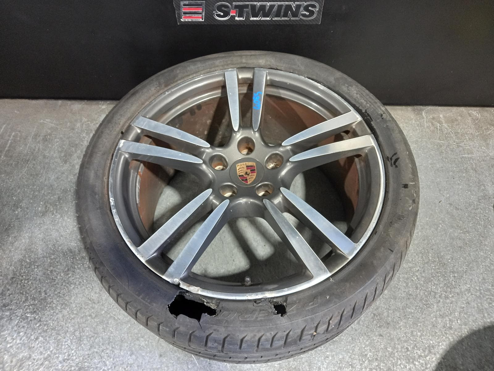 Used auto part listing image: 2014 PORSCHE CAYENNE WHEEL MAG FACTORY, 21X10IN, 5 TWIN SPOKE, 92A, 07/10-04/18 0000232378