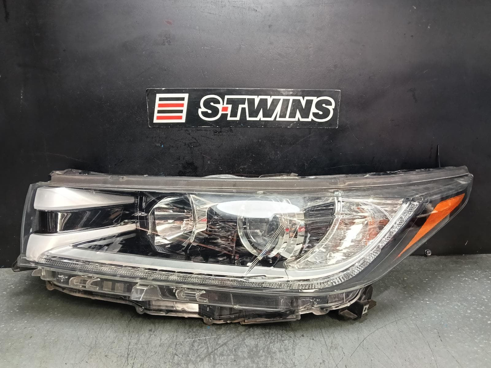 Used auto part listing image: 2019 TOYOTA KLUGER LEFT HEADLAMP GSU50/GSU55, GX/GXL, HALOGEN TYPE, 11/16-02/21 0000390099