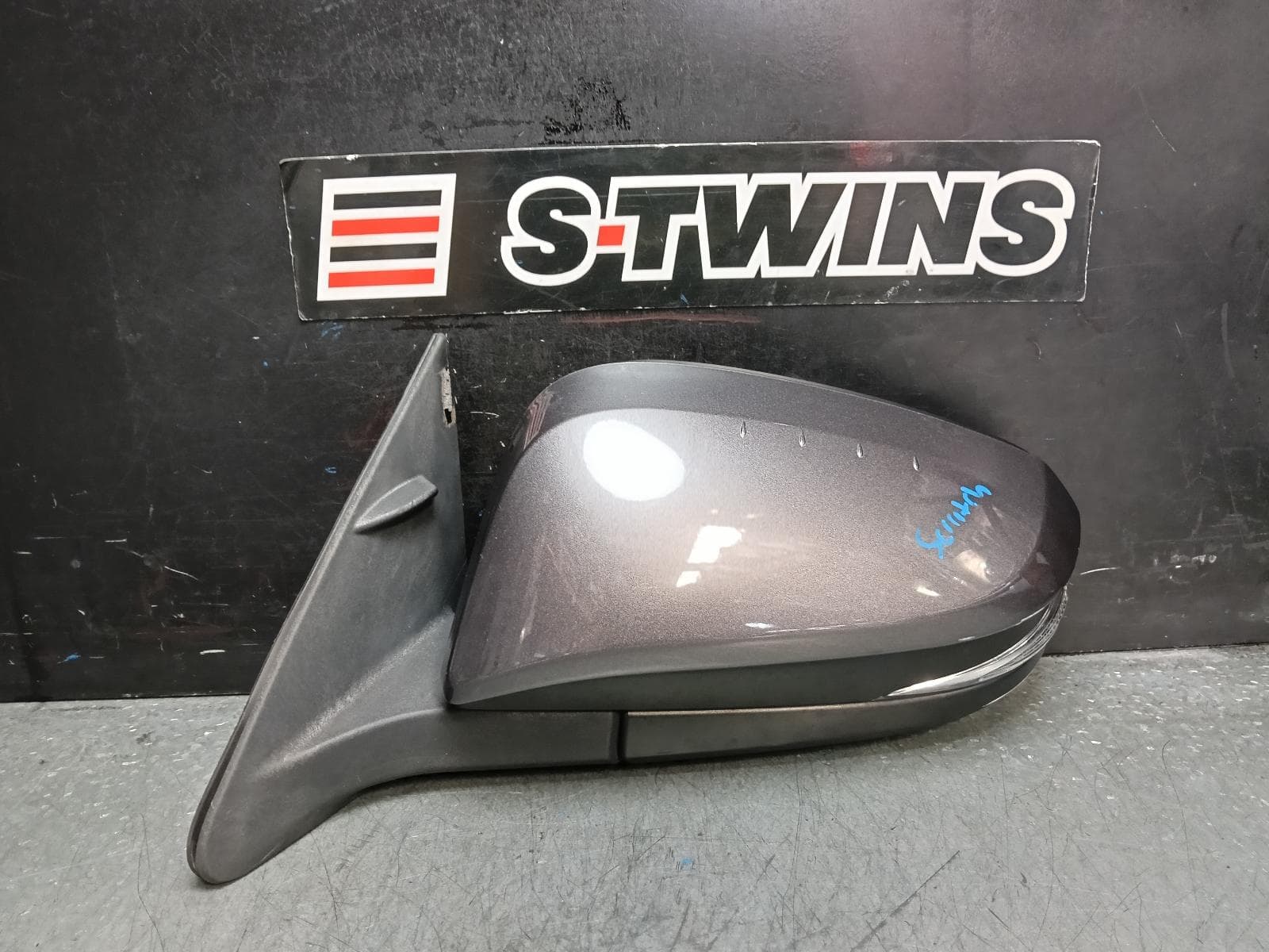Used auto part listing image: 2019 TOYOTA KLUGER LEFT DOOR MIRROR GSU50/GSU55, GX/GXL, NON HEATED, NON MEMORY FUNCTION & NON BLIND SPOT, 11/16-02/21 0000390101