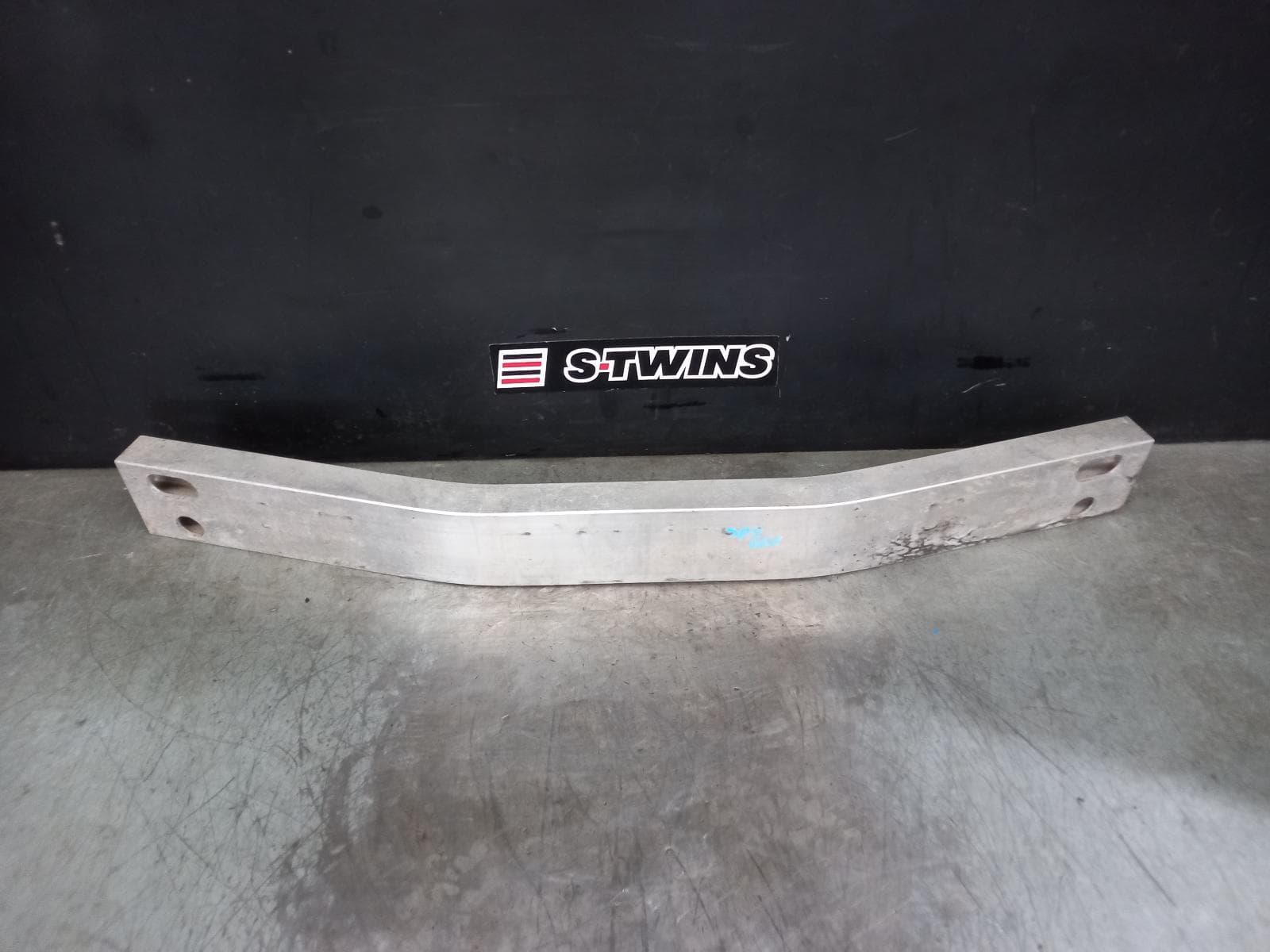 Used auto part listing image: 2019 TOYOTA KLUGER R BAR BRACKET REINFO MAIN REINFORCEMENT, GSU50/GSU55, 12/13-02/21 0000390105