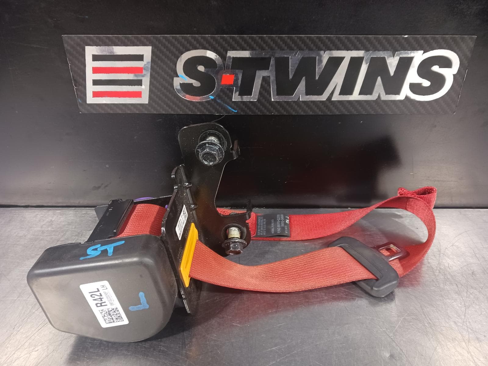 Used auto part listing image: 2021 HYUNDAI I30 SEAT BELT STALK LH REAR, SEAT BELT ONLY, RED, PD, HATCH (S.KOREA VIN KMHH), 03/17-12/23 0000205545