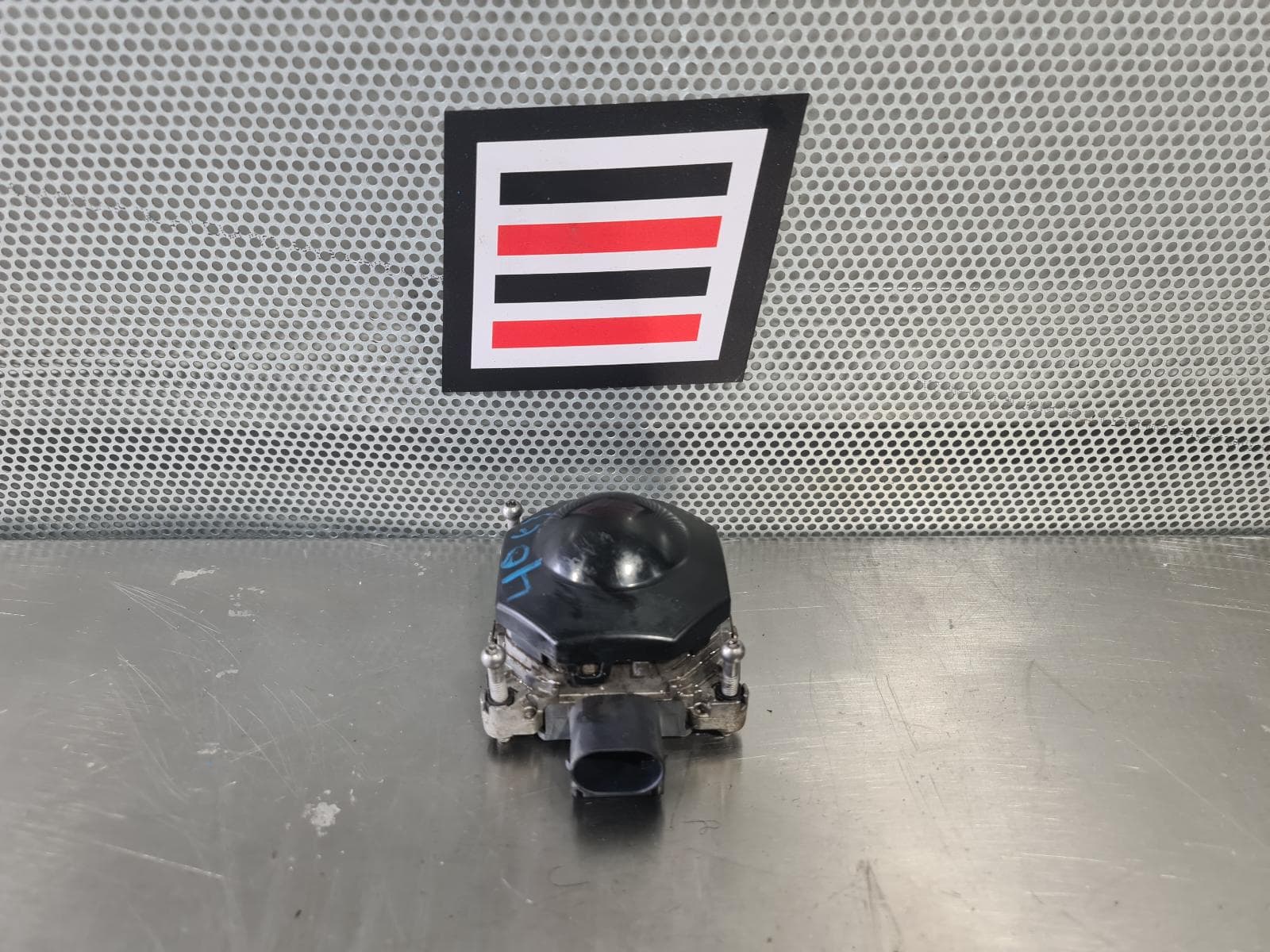 Used auto part listing image: 2017 JEEP GRANDCHEROKEE REVERSE CAMERA FRONT RADAR SENSOR (GRILLE MOUNTED), WK, 04/13-02/22 0000154072
