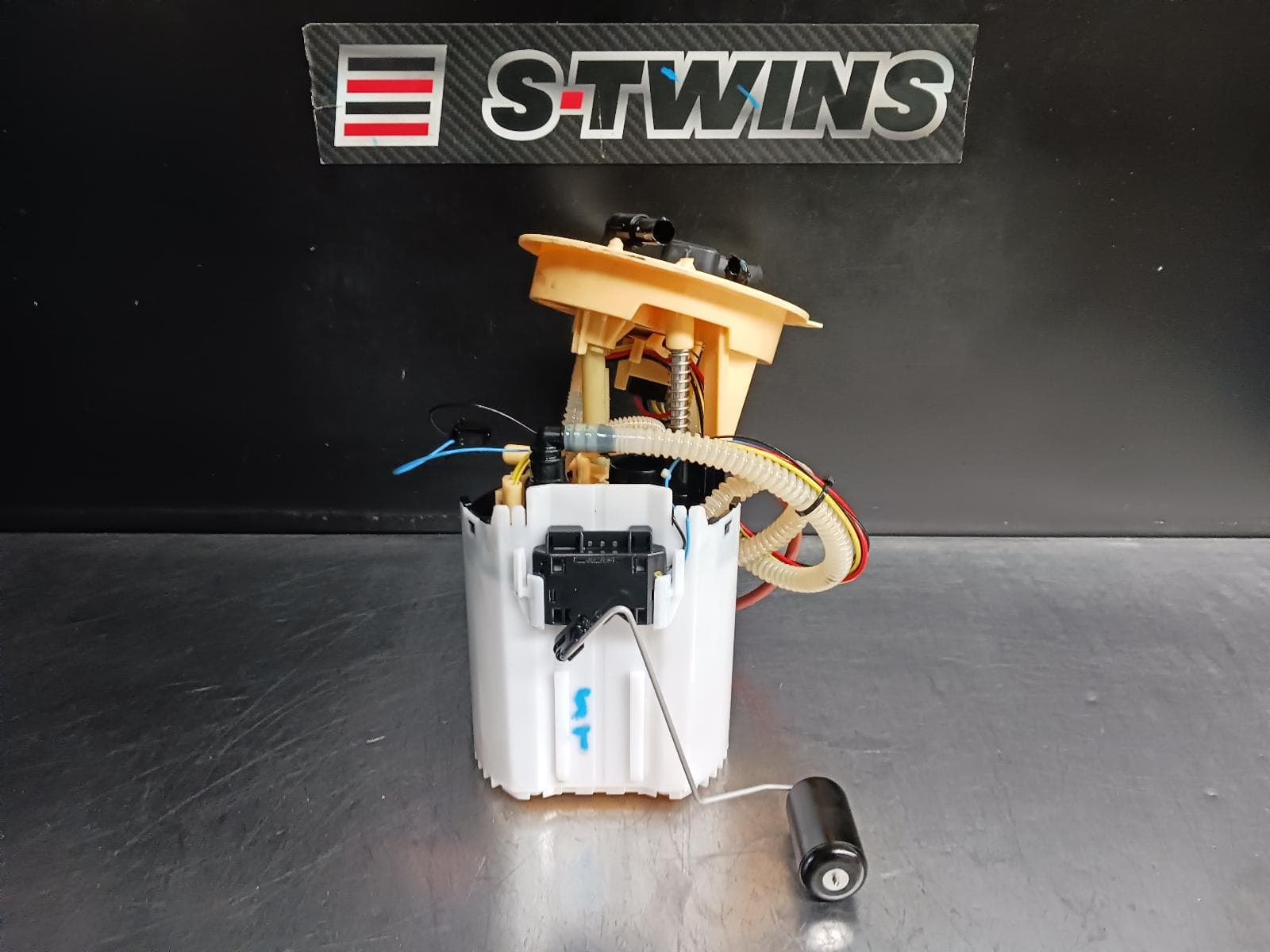 Used auto part listing image: 2020 VOLVO XC60 FUEL PUMP DIESEL, 2.0, IN TANK (PUMP & SENDER), GEN 2, 05/17-06/21 0000249047