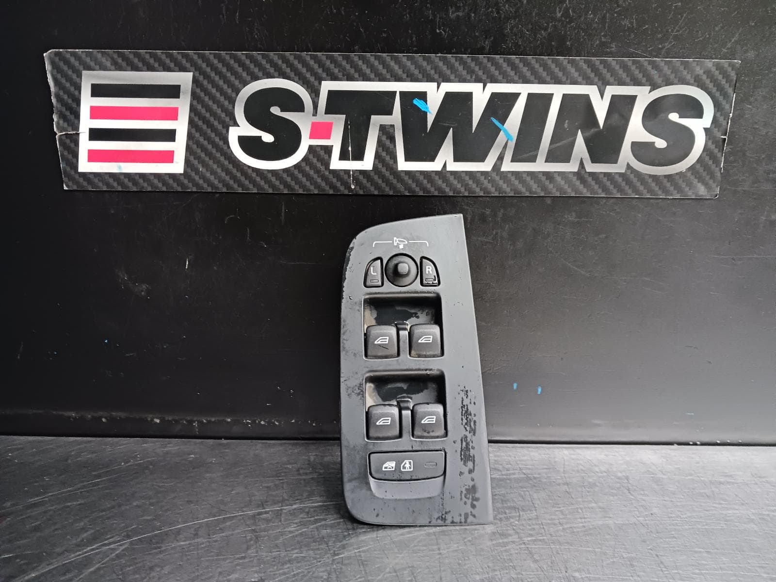 Used auto part listing image: 2020 VOLVO XC60 PWR DR WIND SWITCH RH FRONT (MASTER SWITCH), W/ CHILD LOCK TYPE, GEN 2, 05/17- 0000249035