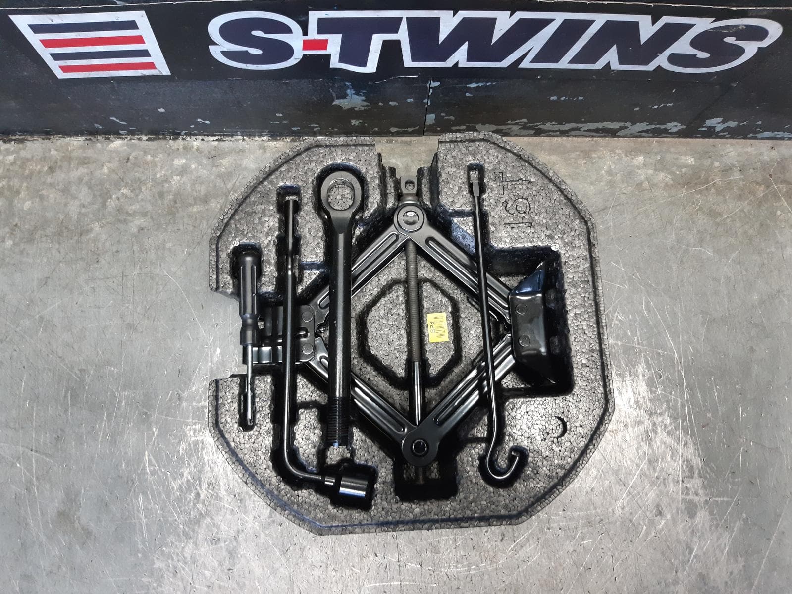 Used auto part listing image: 2019 HYUNDAI KONA JACK TOOL KIT OS, 09/17-07/23 0000157851