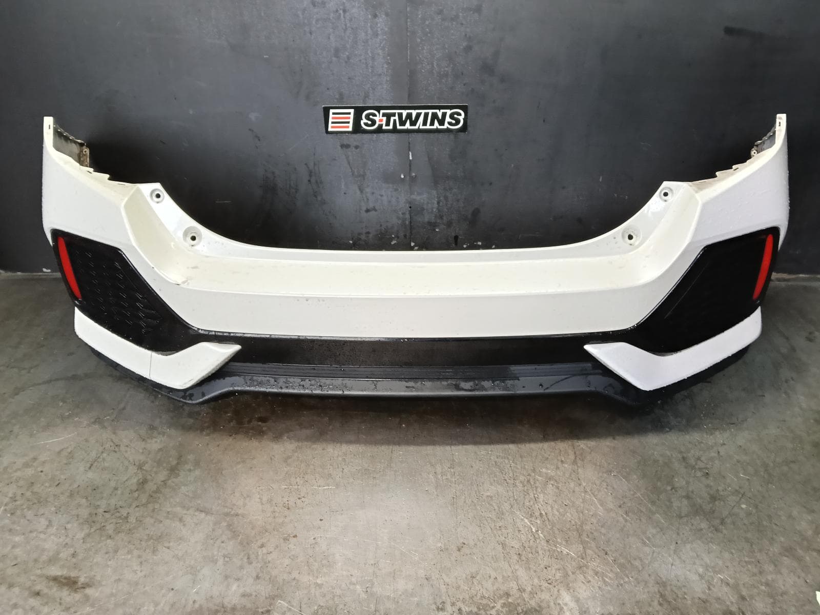 Used auto part listing image: 2018 HONDA CIVIC REAR BUMPER 10TH GEN, BUMPER BAR, NON PARK SENSOR TYPE, HATCH, VTi, 02/17-08/21 0000386370