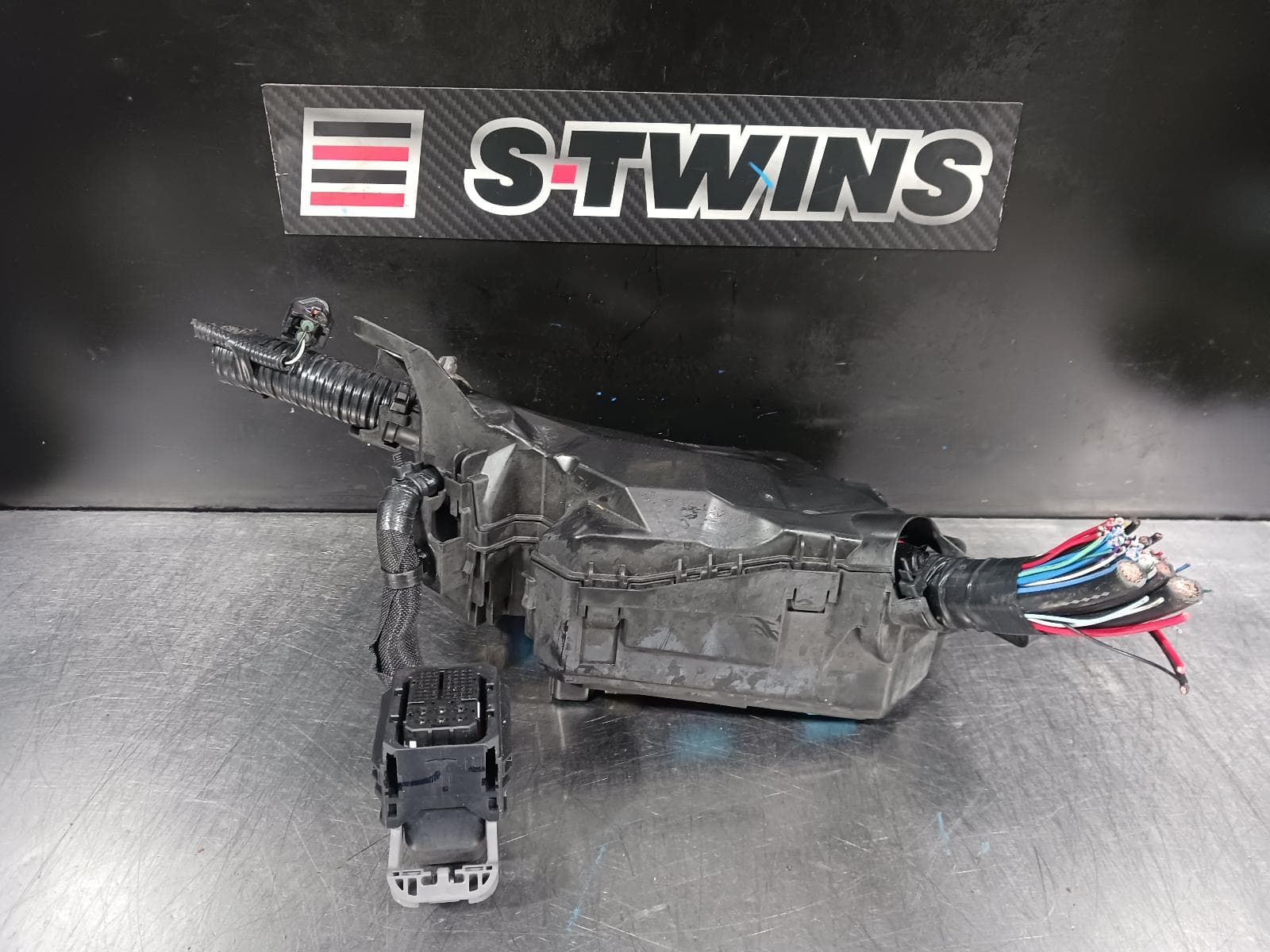 Used auto part listing image: 2019 TOYOTA COROLLA FUSE BOX ENGINE BAY, E210, 07/18- 0000233943