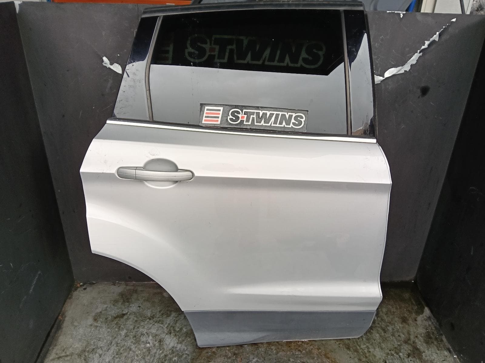 Used auto part listing image: 2017 FORD ESCAPE RIGHT REAR DOOR SLIDING ZG, 09/16-05/20 0000386556