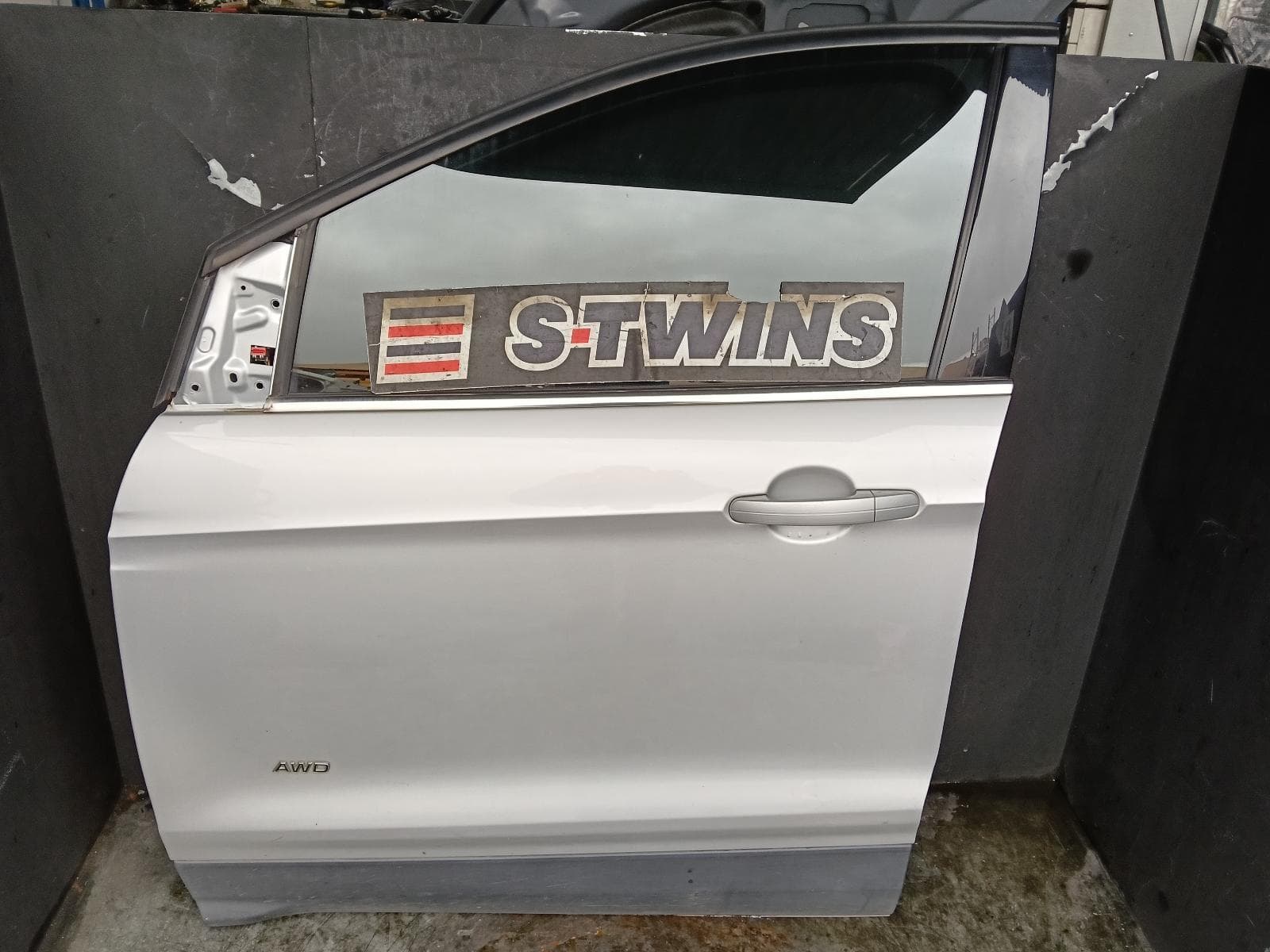 Used auto part listing image: 2017 FORD ESCAPE LEFT FRONT DOOR ZG, 09/16-05/20 0000386554