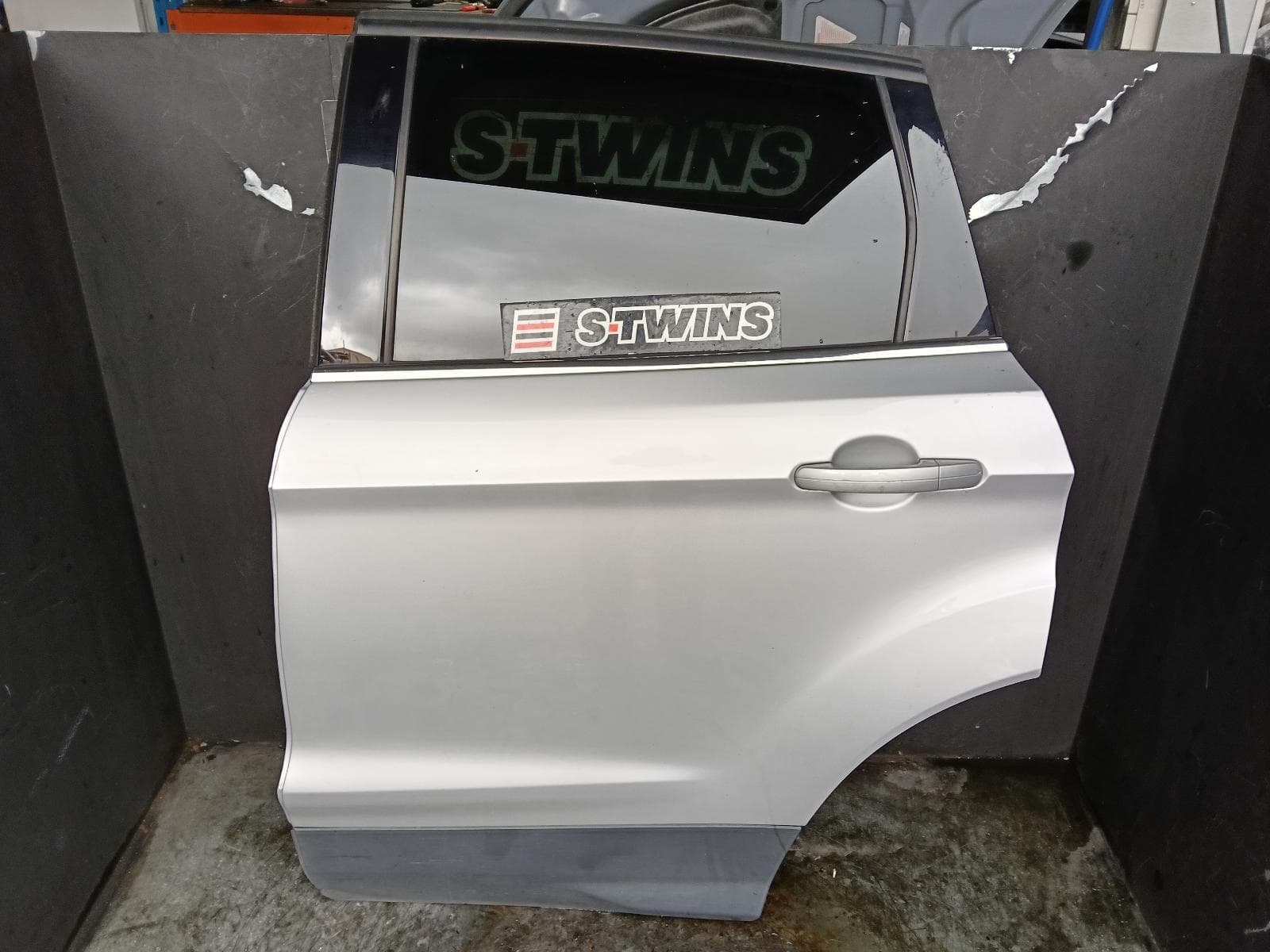 Used auto part listing image: 2017 FORD ESCAPE LEFT REAR DOOR SLIDING ZG, 09/16-05/20 0000386555