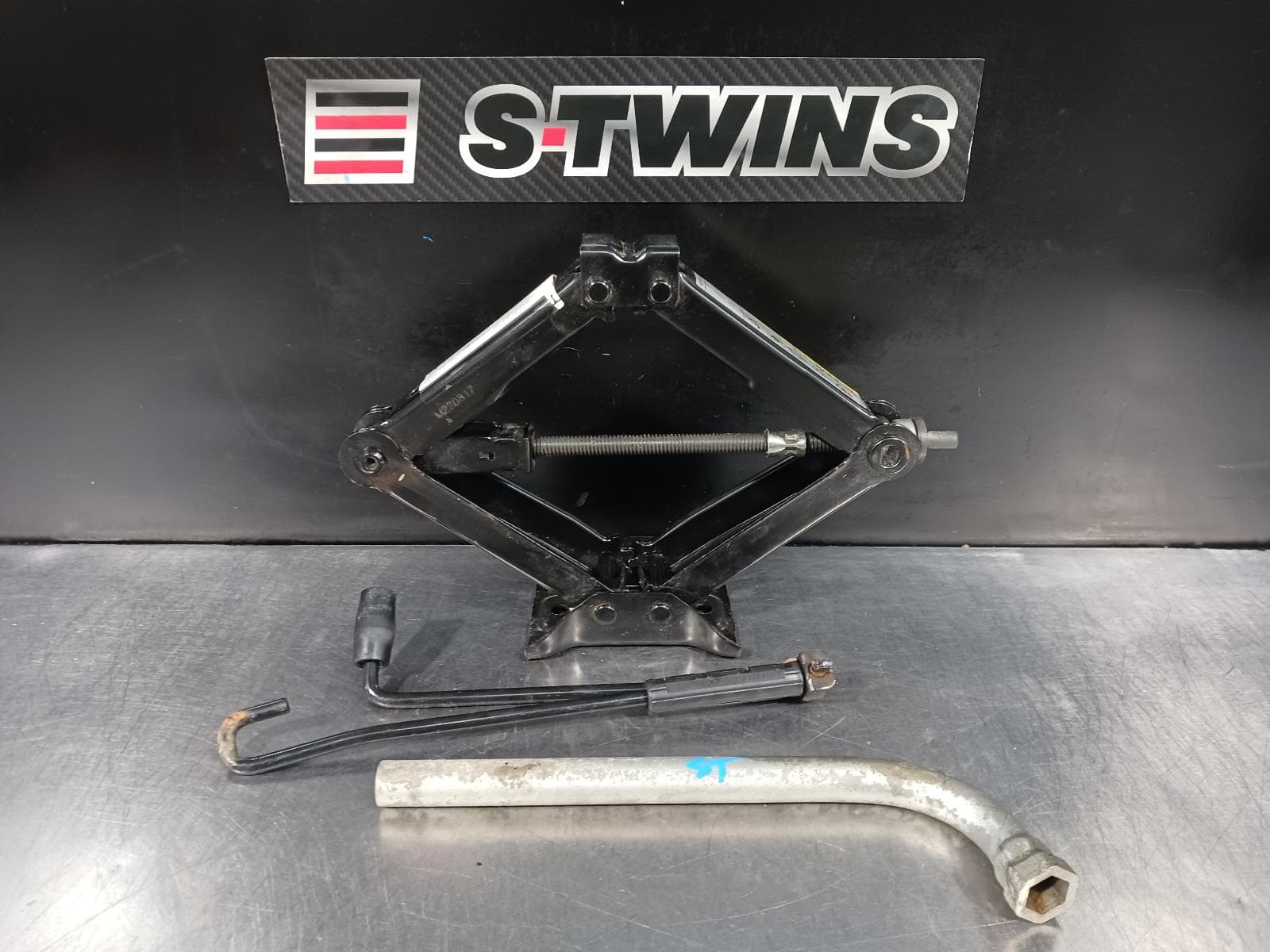 Used auto part listing image: 2018 VOLKSWAGEN POLO JACK TOOL KIT AW, 09/17- 0000227347
