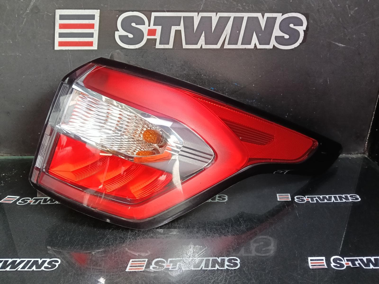 Used auto part listing image: 2017 FORD ESCAPE RIGHT TAILLIGHT ZG, IN BODY, LED TYPE, 09/16-05/20 0000386899