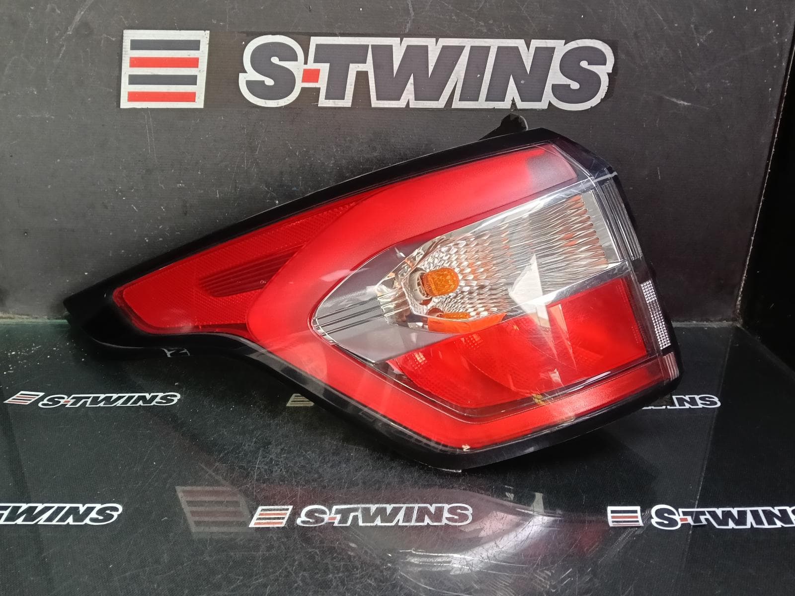 Used auto part listing image: 2017 FORD ESCAPE LEFT TAILLIGHT ZG, IN BODY, LED TYPE, 09/16-05/20 0000386900