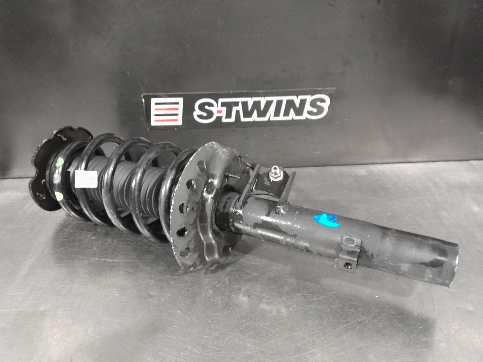 Used auto part listing image: 2020 LAND ROVER DISCOVERY SPORT LEFT FRONT STRUT NON ACTIVE DAMPER TYPE, L550, 07/19- 0000293686