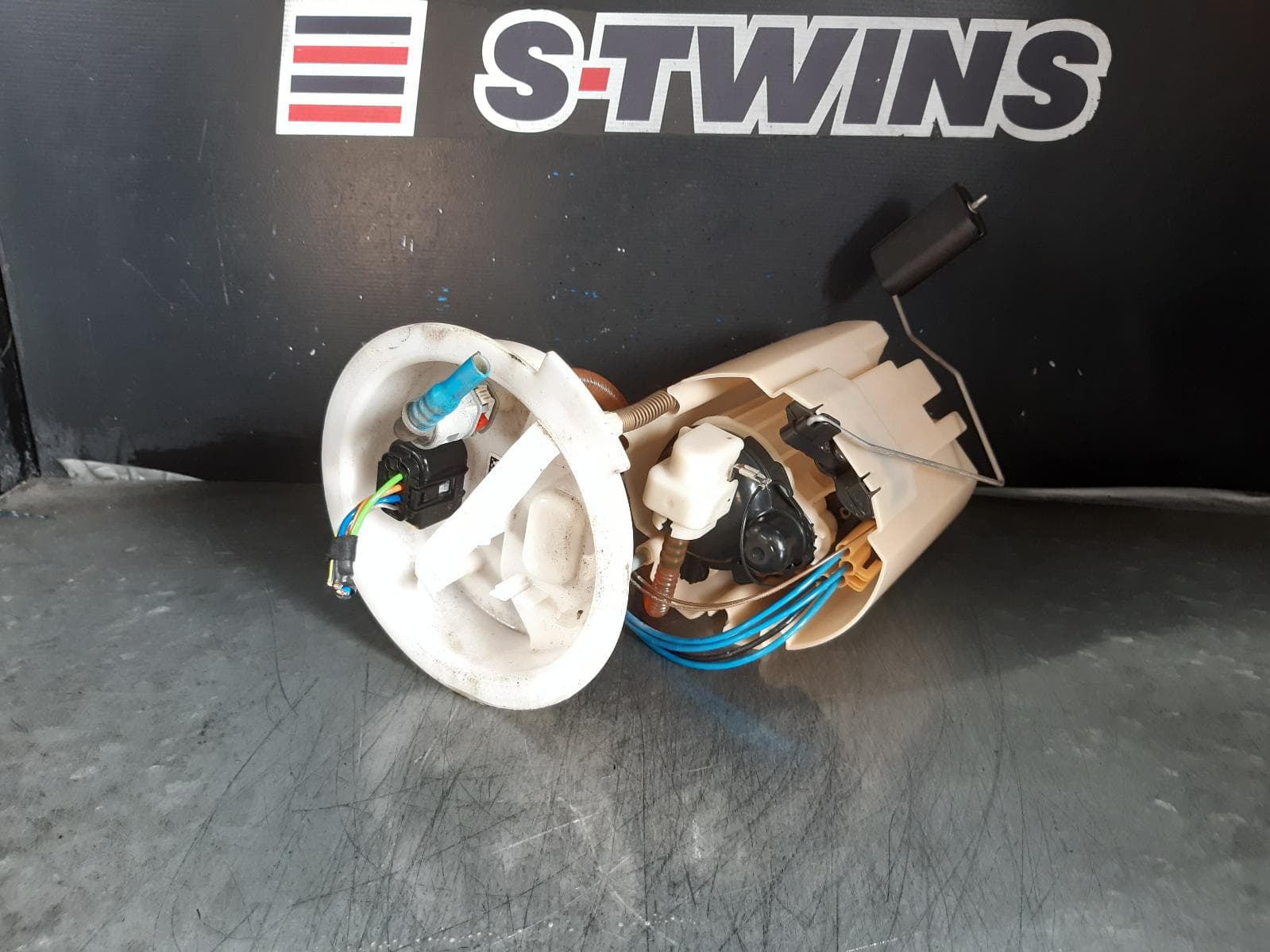 Used auto part listing image: 2017 MINI COUNTRYMAN FUEL PUMP PETROL, 2.0, B48C/B48E, TURBO, IN TANK (PUMP & SENDER), F60, 03/17-10/23 0000280251