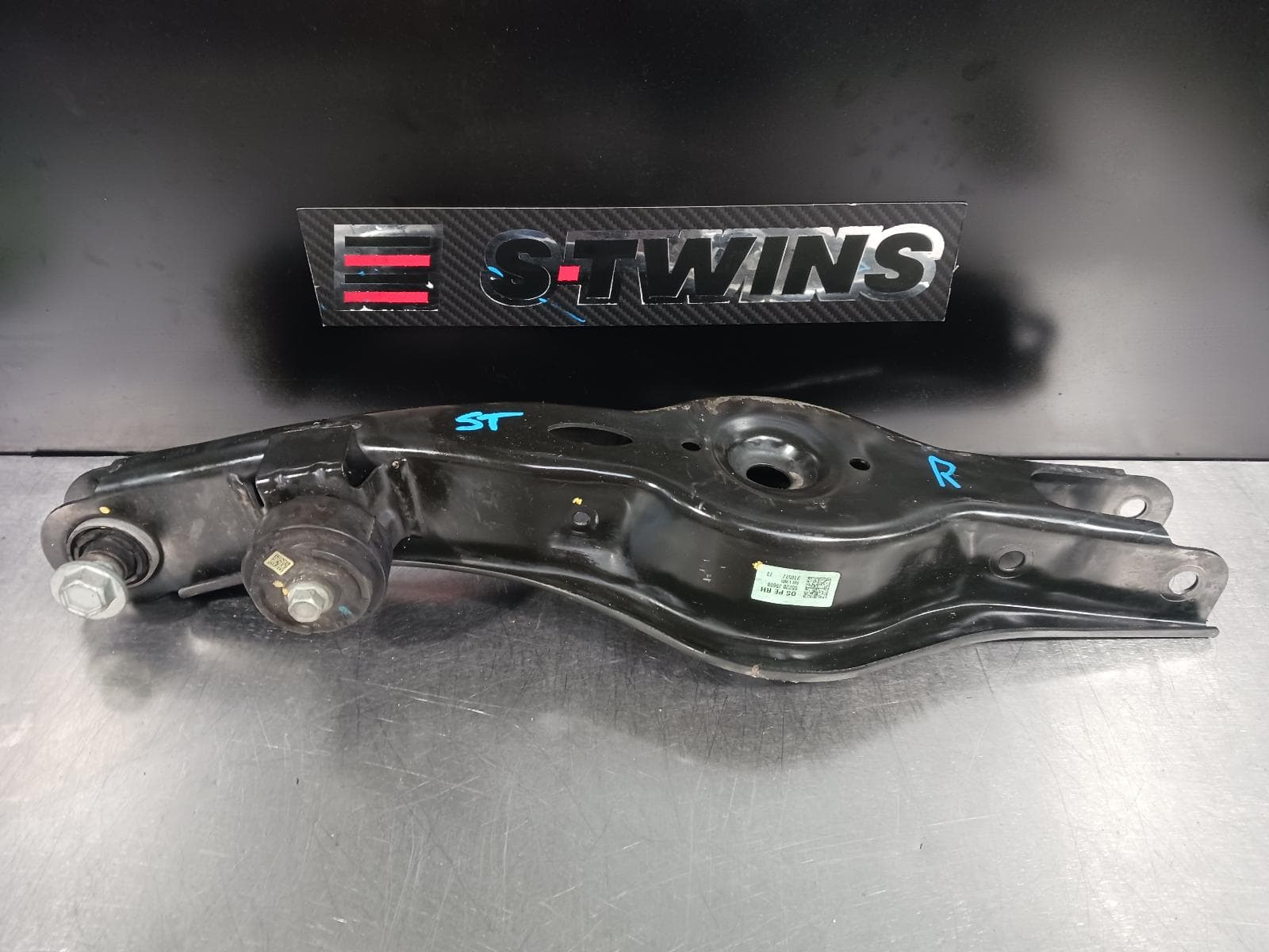 Used auto part listing image: 2021 HYUNDAI KONA RIGHT REAR TRAILING ARM LOWER CONTROL ARM-FRONT, OS, 09/17- 0000199652