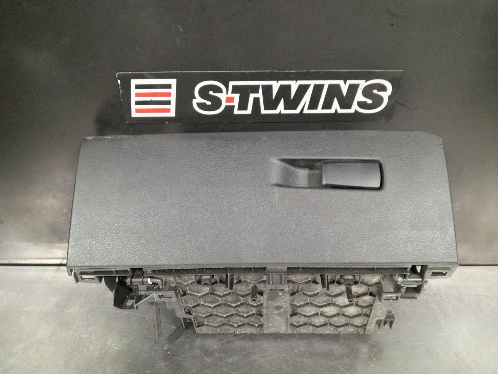 Used auto part listing image: 2020 BMW X1 GLOVE BOX F48, 08/15-06/22 0000294225