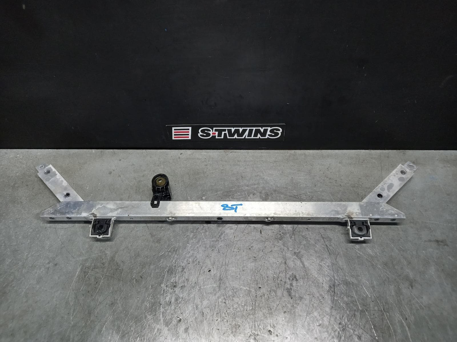 Used auto part listing image: 2018 VOLVO XC60 F BAR REINFORC BRACK UPPER REINFORCEMENT, GEN 2, 05/17-06/21 0000335146