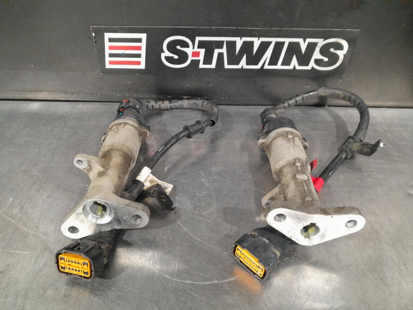 Used auto part listing image: 2018 KIA STINGER BONNET HINGE STRUT CK, STRUT (PAIR), 06/17-04/23 0000293293
